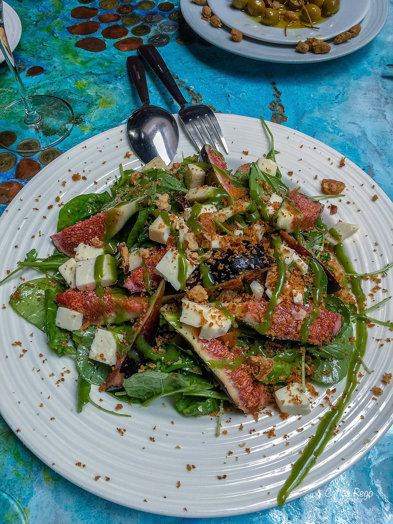 El restaurante vinoteca Los Patios de Beatas se encuentra en el corazón del centro histórico de Málaga, a tan sólo 50 metros del Museo Picasso. El establecimiento surge gracias a la rehabilitación de dos casas, una del siglo XVIII y otra del siglo XIX, ambas protegidas arquitectónicamente por su belleza, valor histórico así como por sus patios interiores. Es un espacio singular y único en el que se puede degustar lo mejor de la gastronomía internacional.  Calle Beatas, 43, 29008 Málaga, España  Ensalada de higos, queso de cabra payoyo y vinagreta de mostaza