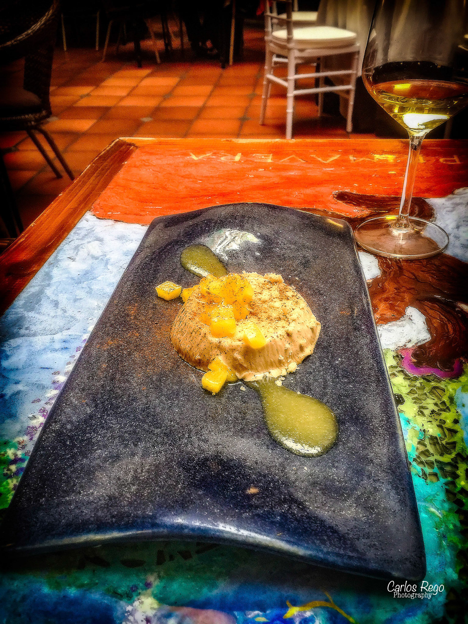 Los patios de beatas  se encuentran en el corazón del centro histórico de Málaga, a tan solo 50 metros del museo Picasso. La calle Beatas es una vía emblemática de la ciudad, hemos rehabilitado dos casas, una del S.XVIII y otra del S.XIX ambas protegidas arquitectónicamente por su belleza , valor histórico así como por sus patios interiores  Calle Beatas, 43, 29008 Málaga, España  Panna Cotta de Regaliz y Piña a la Sal.