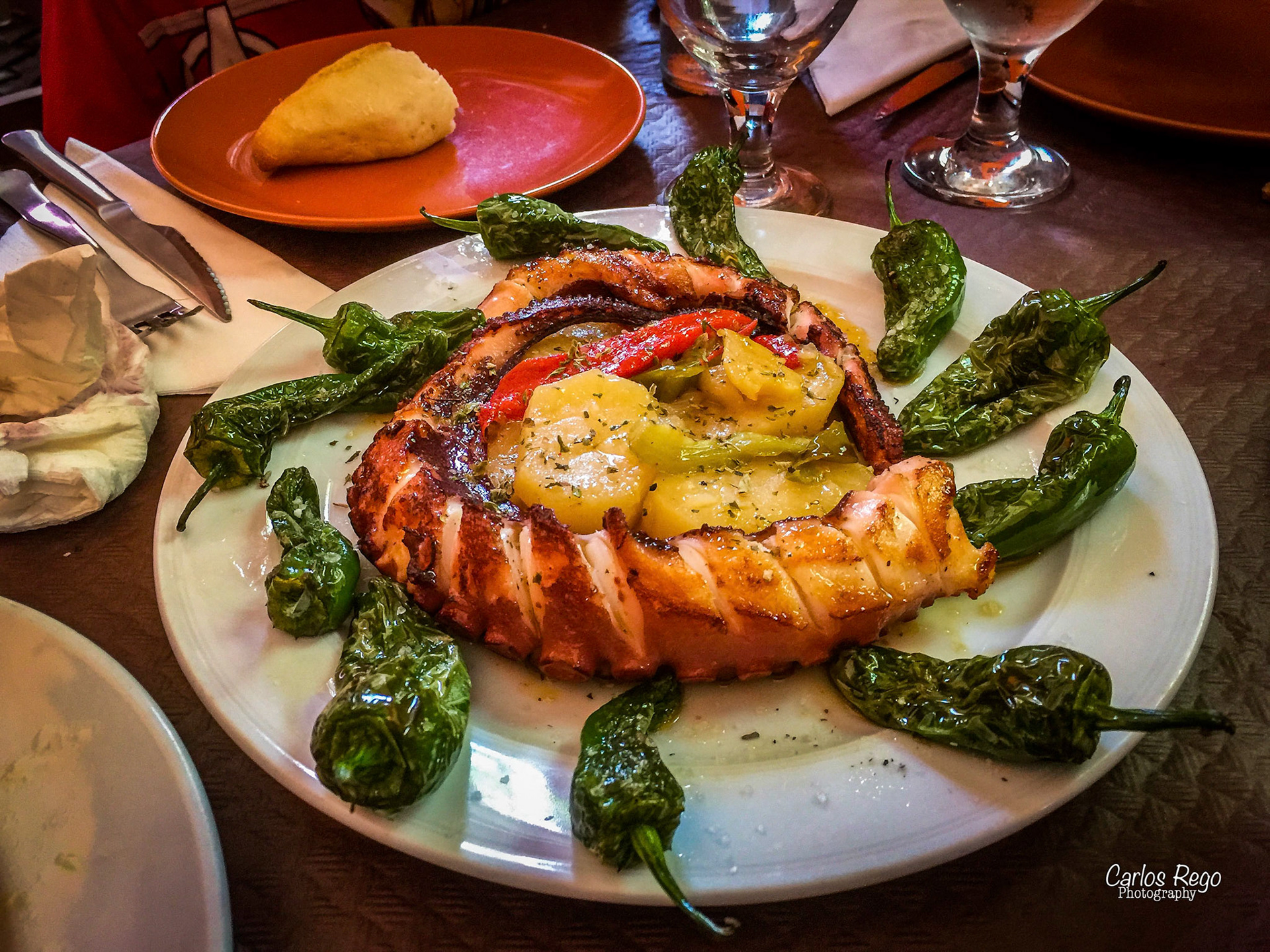 Meson El Pimiento - Calle Bocanegra, 29003 Málaga  Pulpo a la brasa con pimientos y patata a lo pobre