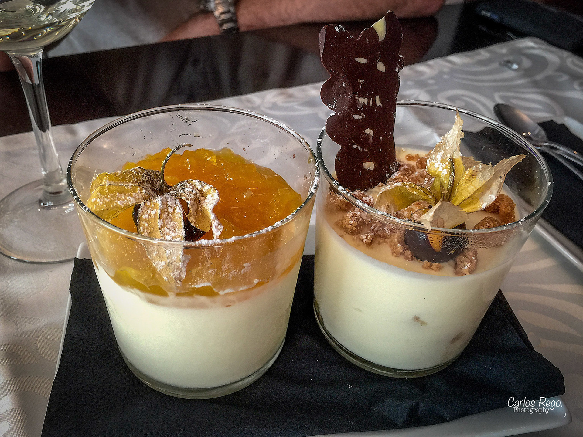 Vino Mío es un restaurante elegante y acogedor con una terraza increíble a los pies del teatro Cervantes Plaza Jerónimo Cuervo 2,  29012 Málaga  Tiramisú de Mango y Tarta de queso con frutos secos y chocolate