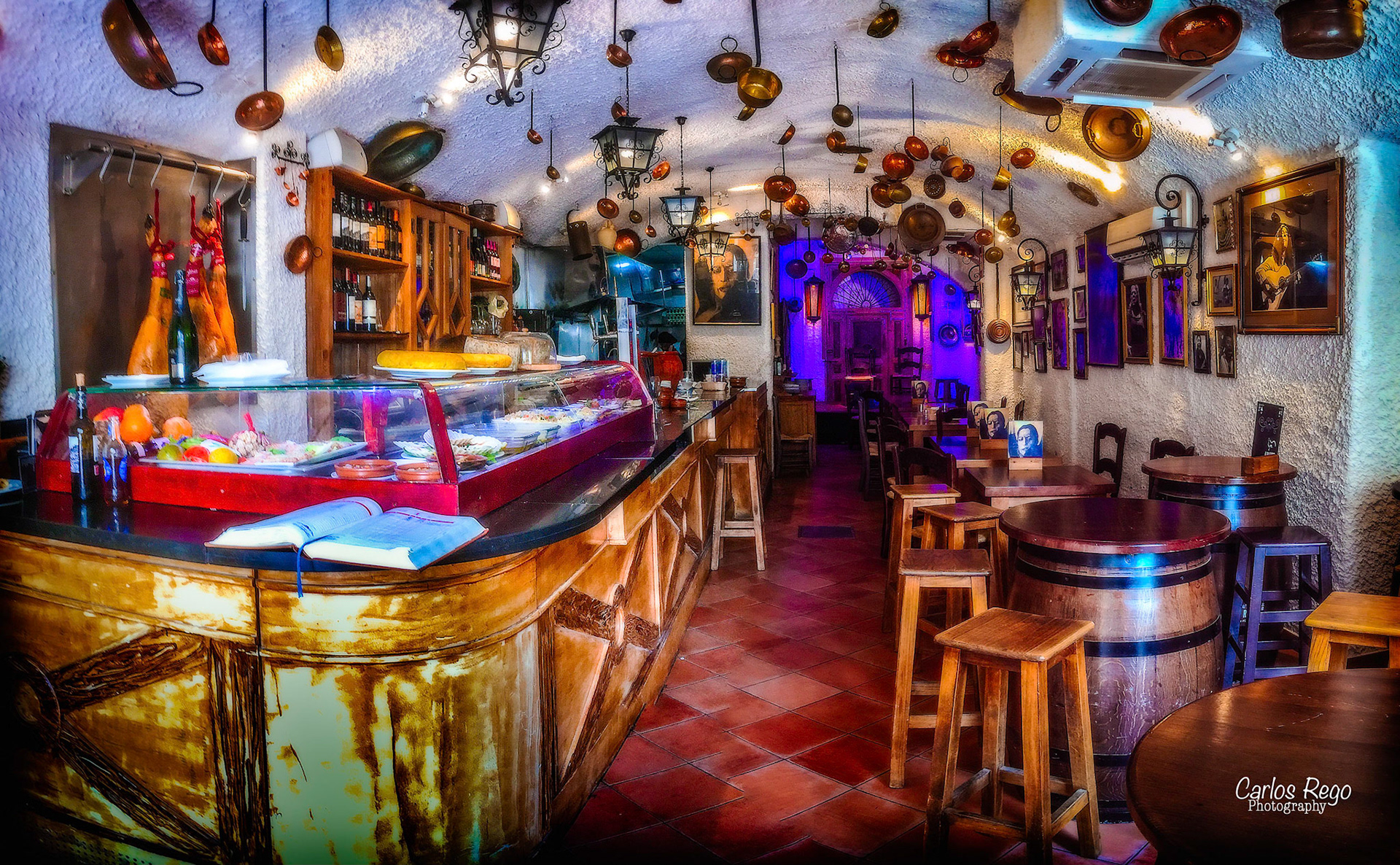 El Gallo Ronco, Taberna Flamenca. En el centro histórico de Málaga (muy cerca de la Catedral) se encuentra esta animada taberna, con un decorado del local muy singular, donde se puede tomar un variado "tapeo", a la vez que se escucha buena música flamenca de fondo y con actuaciones en directo Dirección: Plaza de las Flores, s/n, 29005 Málaga  Panoramica 2 tomas verticales