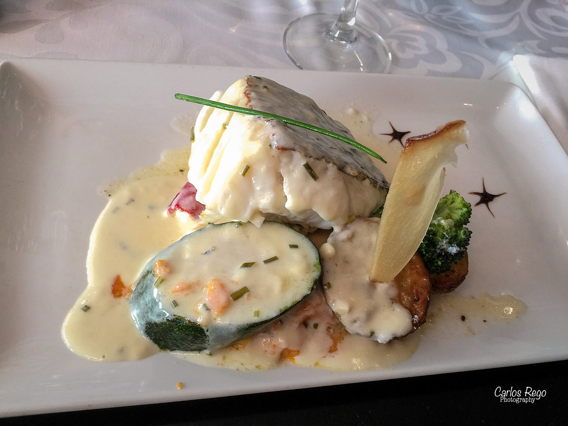 Vino Mío es un restaurante elegante y acogedor con una terraza increíble a los pies del teatro Cervantes Plaza Jerónimo Cuervo 2,  29012 Málaga  Bacalao San Marino  Tierno filete de lomo de bacalao gratinado al horno servido con patatas y pimientos del piquillo rellenos de espárragos y crema de queso con salsa de cava, cebollino y nata.