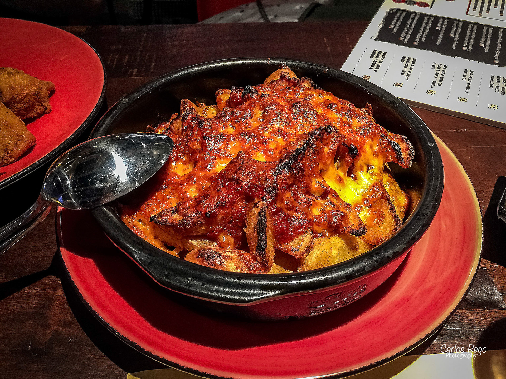 La Fabrica - Cerveceria artesanal Cruzcampo La Fábrica de Cruzcampo - cervecería y restaurante en Málaga, con exposiciones, conciertos y cerveza artesanal, elaborada en exclusiva en el Soho de Málaga. Dirección: Calle Trinidad Grund, 29, 29001 Málaga  Patatas Gajo Queso Cheddar Chile Pasilla y Panceta Ahumada