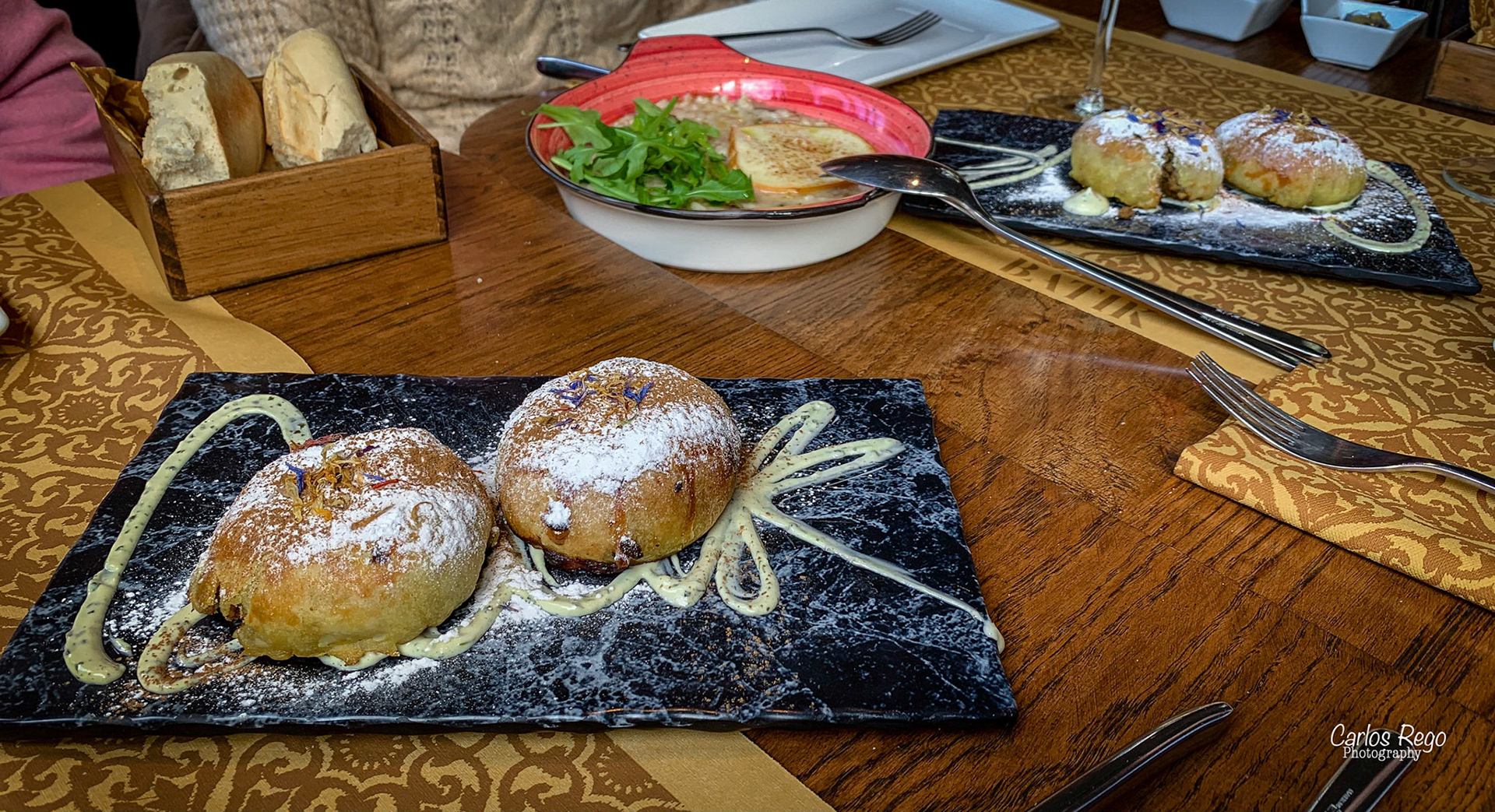 Alcazaba Premium Hoste - Restaurante Batik - Málaga C/ Alcazabilla, 12. 29015 Málaga  Pastelas de la Alcazaba con Cordero a la Menta, Rissoto de pato y setas con queso Scamorza ahumada