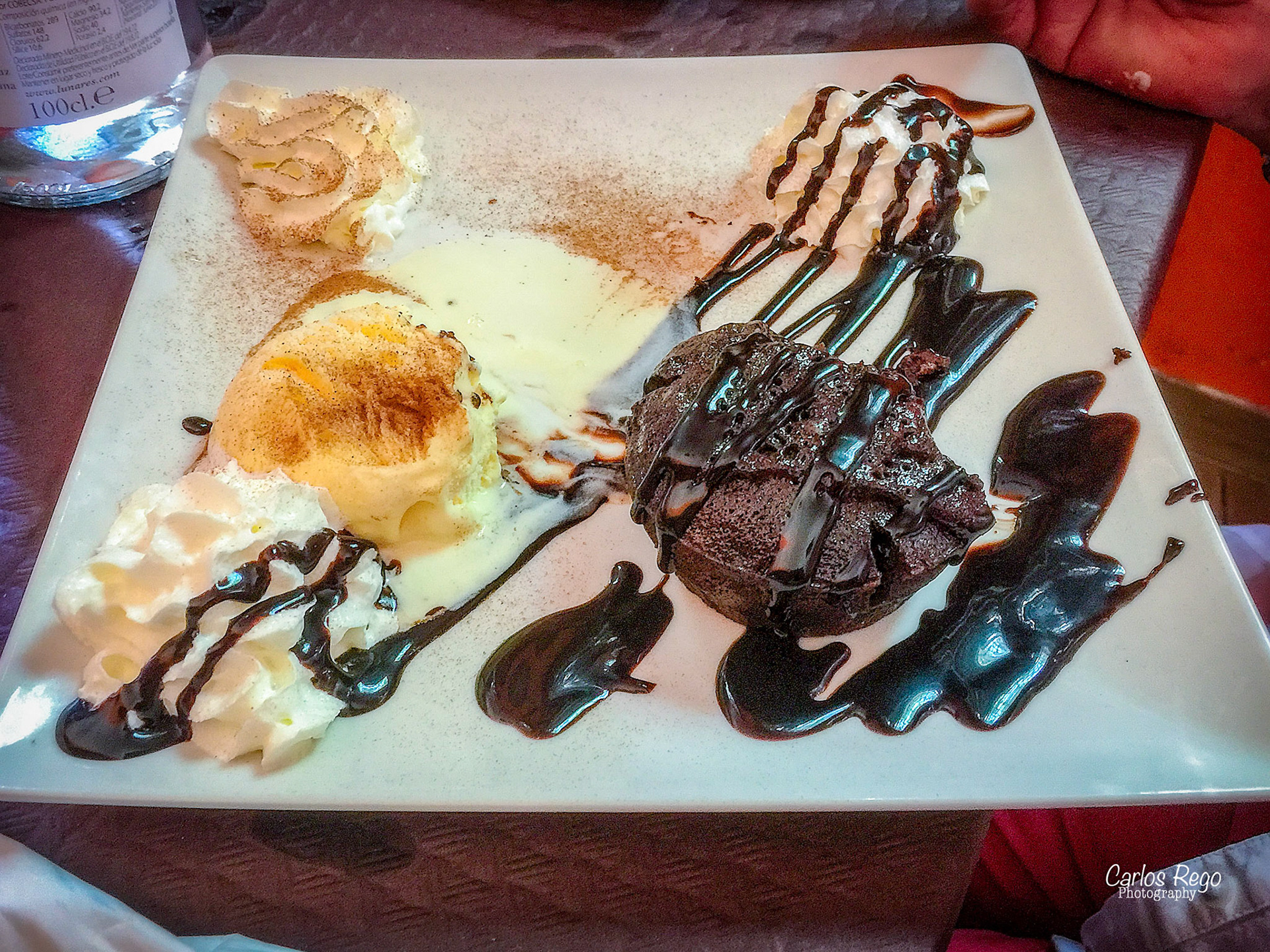 Meson El Pimiento - Calle Bocanegra, 29003 Málaga  Foundé con chocolate y helado de vainilla 