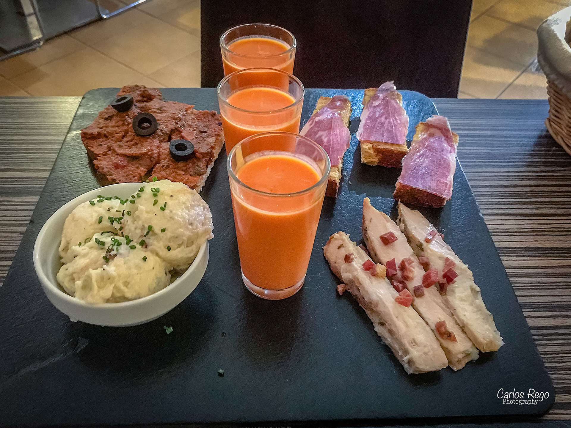 Si "casualmente" te encontraras en el centro de la historia de Málaga; entre la Alcazaba, el Teatro Romano, el Palacio de Aduana y la Catedral y además pudieras disfrutar de sus vistas tomando una copa o compartiendo algunos platos con tus amigos, Garvm es tu lugar. Calle Alcazabilla, 1, 29015 Málaga   Degustación de Tapas Tostas Garum, Gaspachos, Tostas de jamon iberico, Ensaladilla rusa de pulpo y langostinos, Atún en manteca,