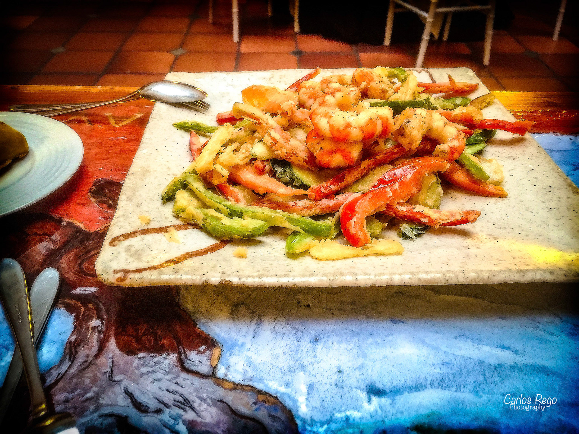 Los patios de beatas  se encuentran en el corazón del centro histórico de Málaga, a tan solo 50 metros del museo Picasso. La calle Beatas es una vía emblemática de la ciudad, hemos rehabilitado dos casas, una del S.XVIII y otra del S.XIX ambas protegidas arquitectónicamente por su belleza , valor histórico así como por sus patios interiores  Calle Beatas, 43, 29008 Málaga, España  Fritura de la Huerta con Langostinos.