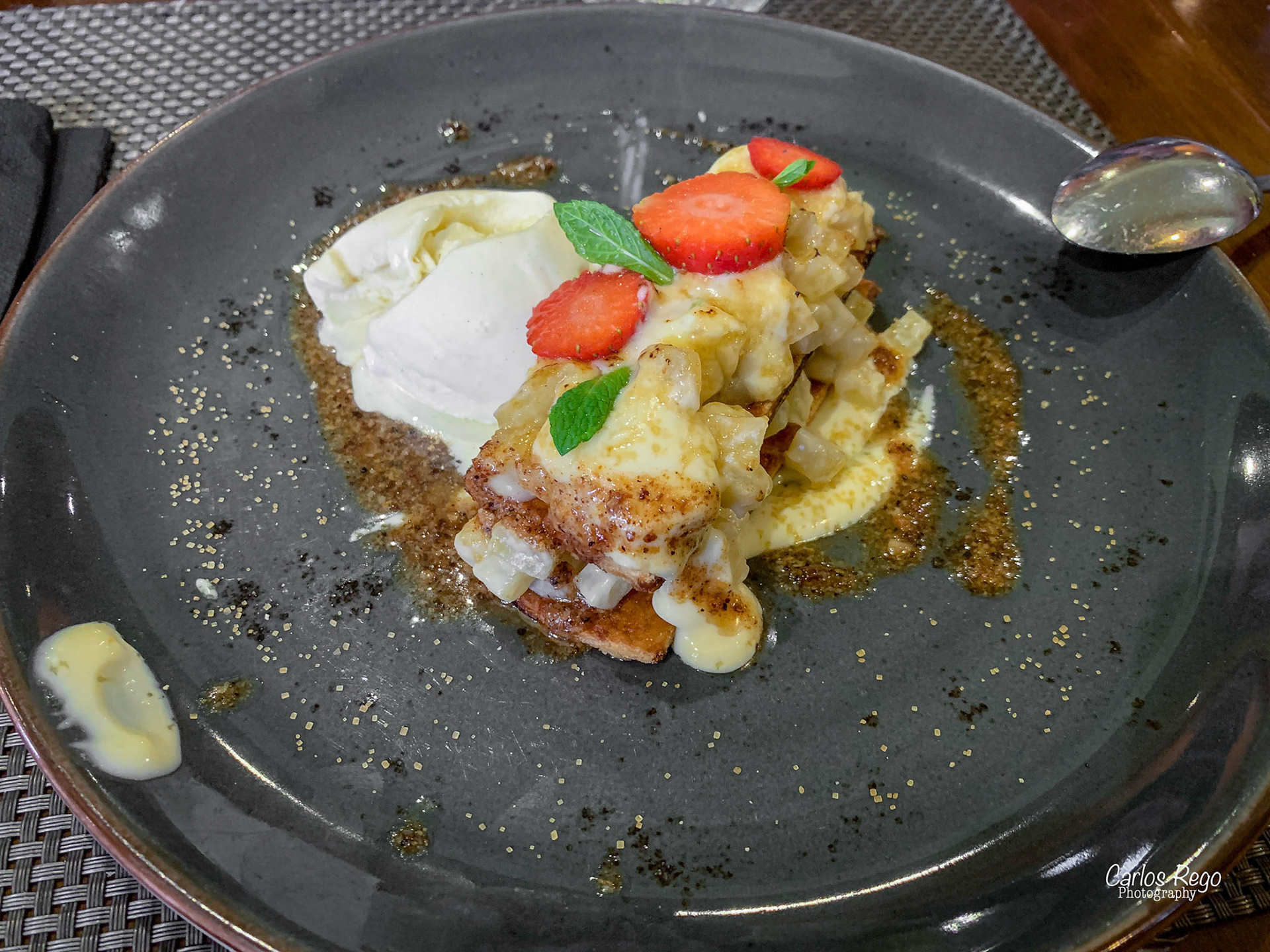 Citron Bar&Restaurant - Plaza de la Merced 10, Málaga  Milhojas Caramelizadas con manzana salteada y crema pastelera con helado de vainilla y praliné de hojaldre