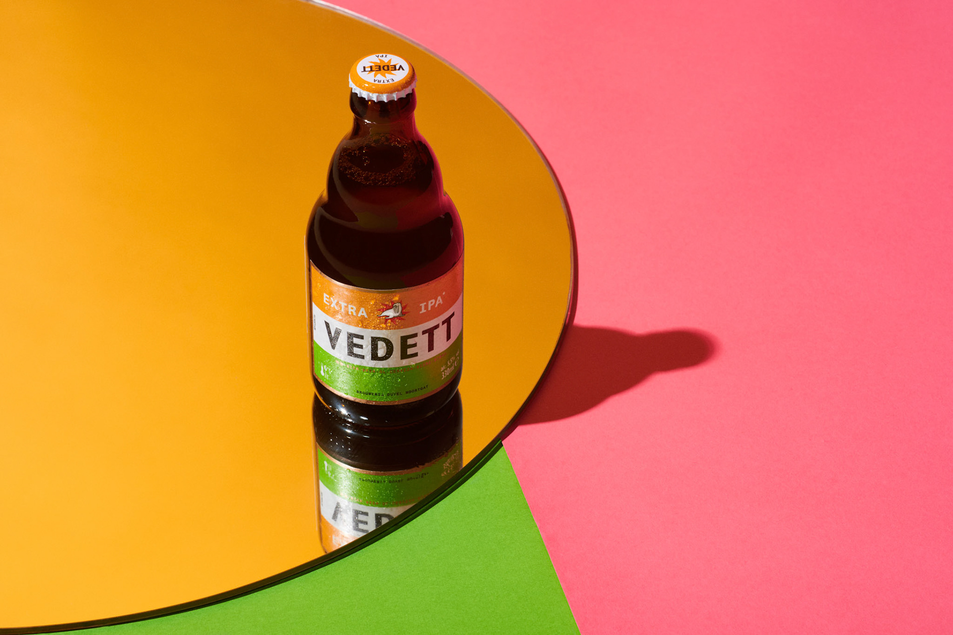 Studio fotografie van drankje met kleurrijke omgeving