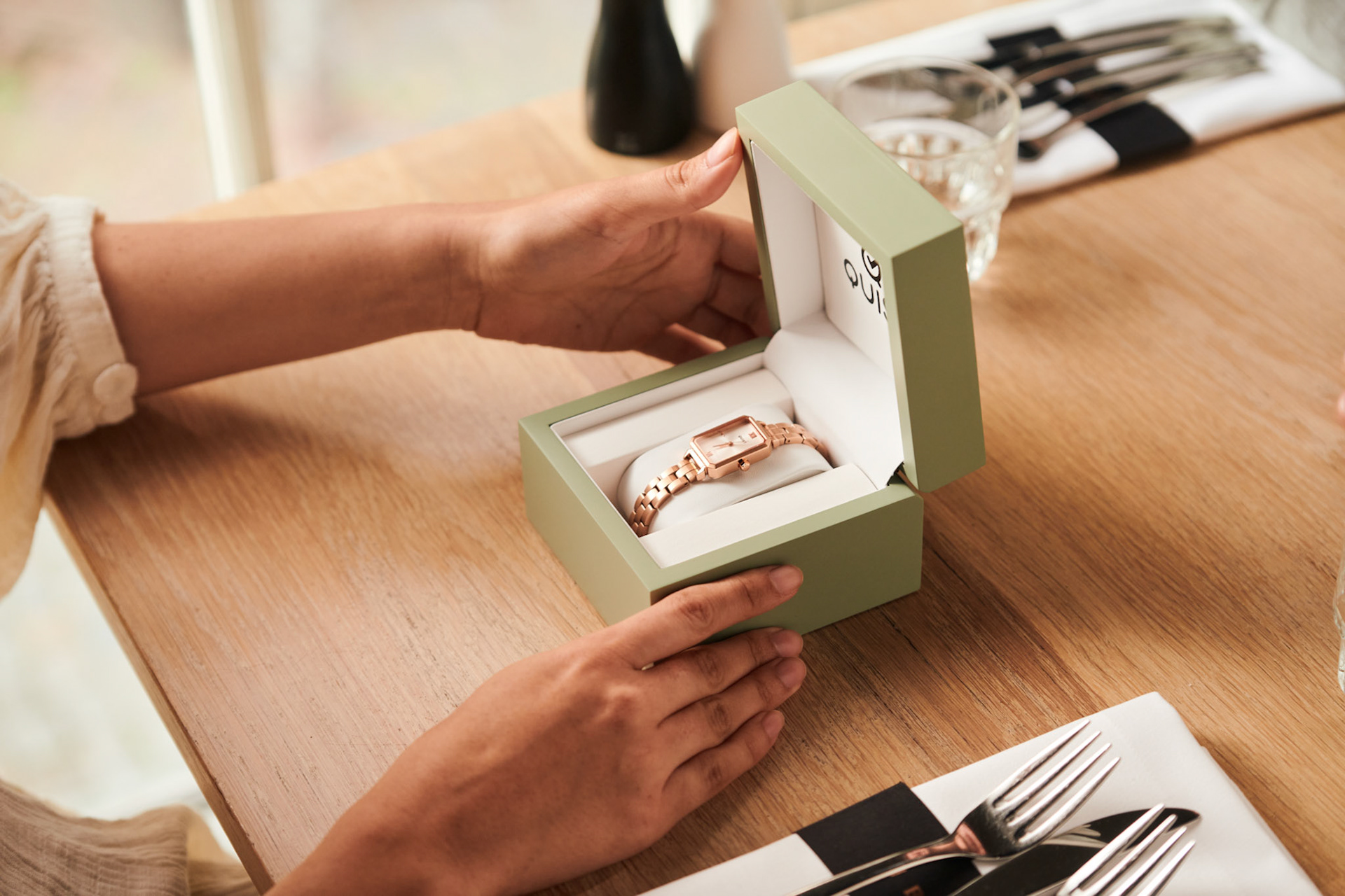 Sfeer product fotografie van horloge merk dat uitgepakt word door een model
