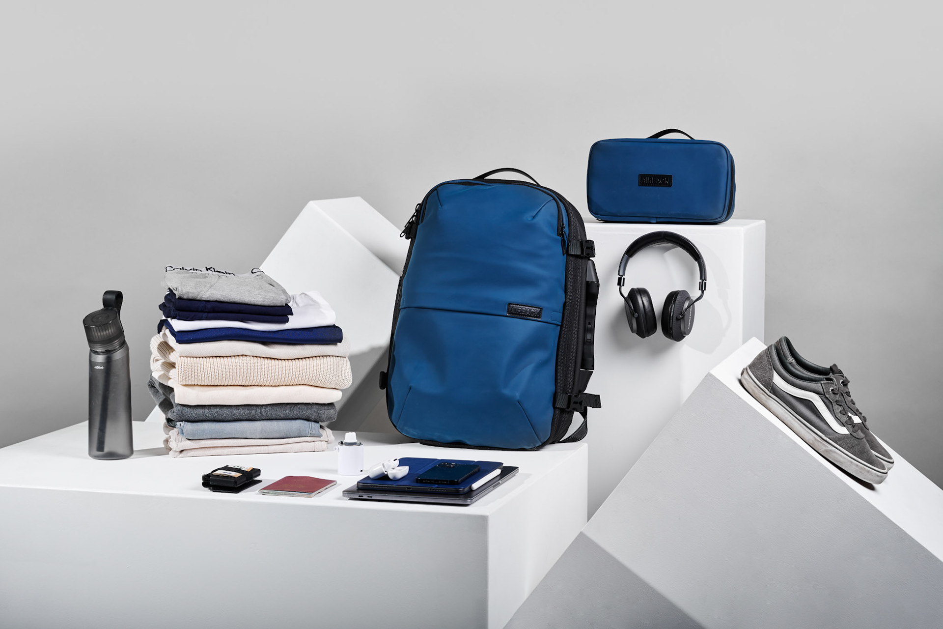 Gestyleerde product fotografie voor AirBack Official geschoten bij ons in de studio