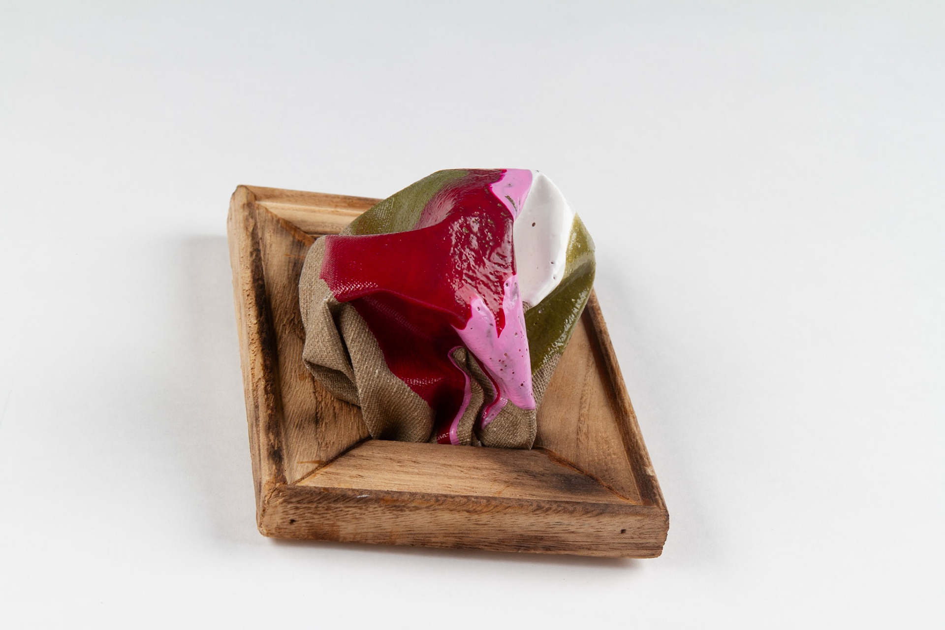 „Rot, rosa, grün, weiß zerfließend #1”  |2022, Acryl auf Leinwand, 15x10x6 cm