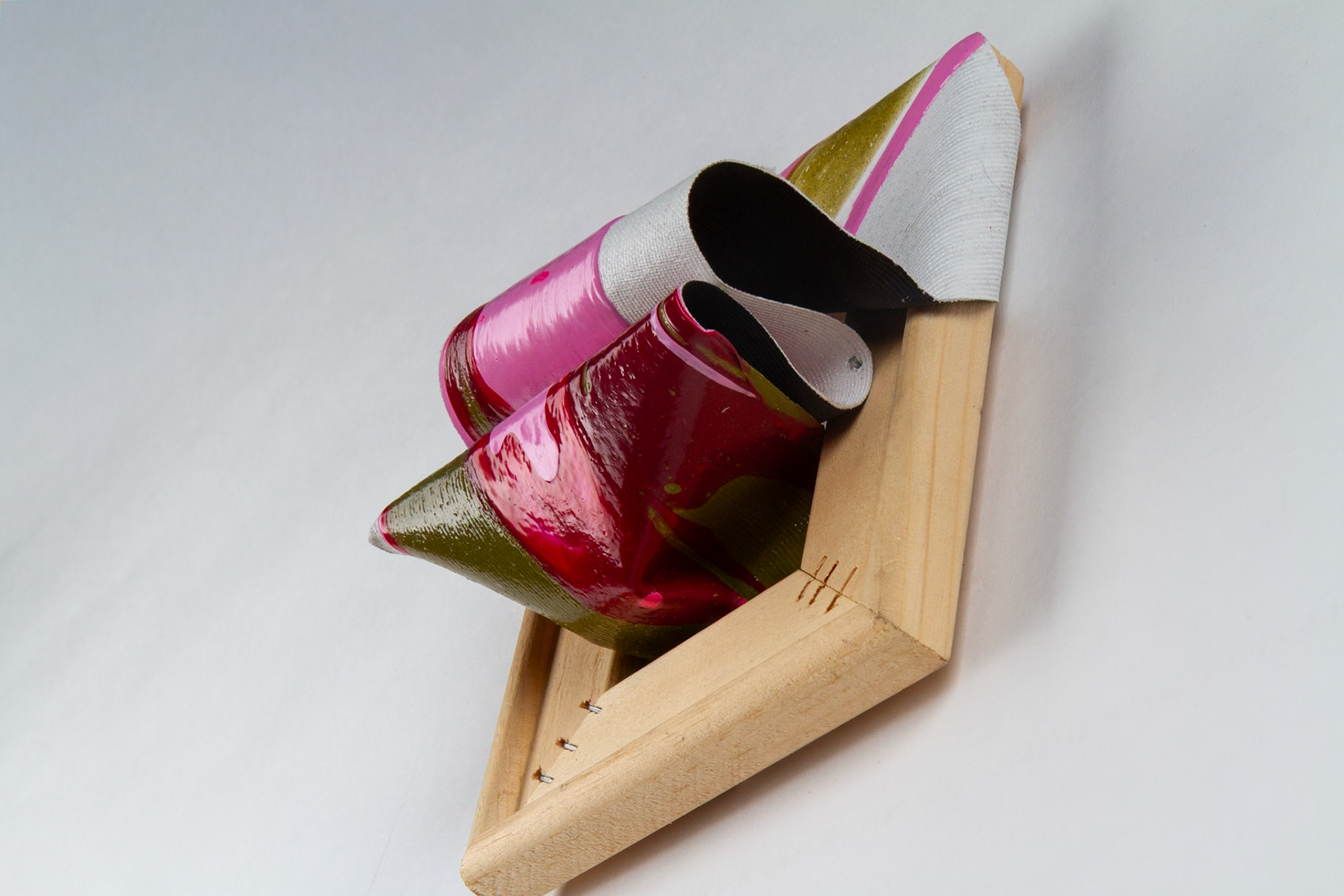 „Rot, rosa, grün, weiß zerfließend #4”  |2023, Acryl auf Leinwand,  17x13x7cm