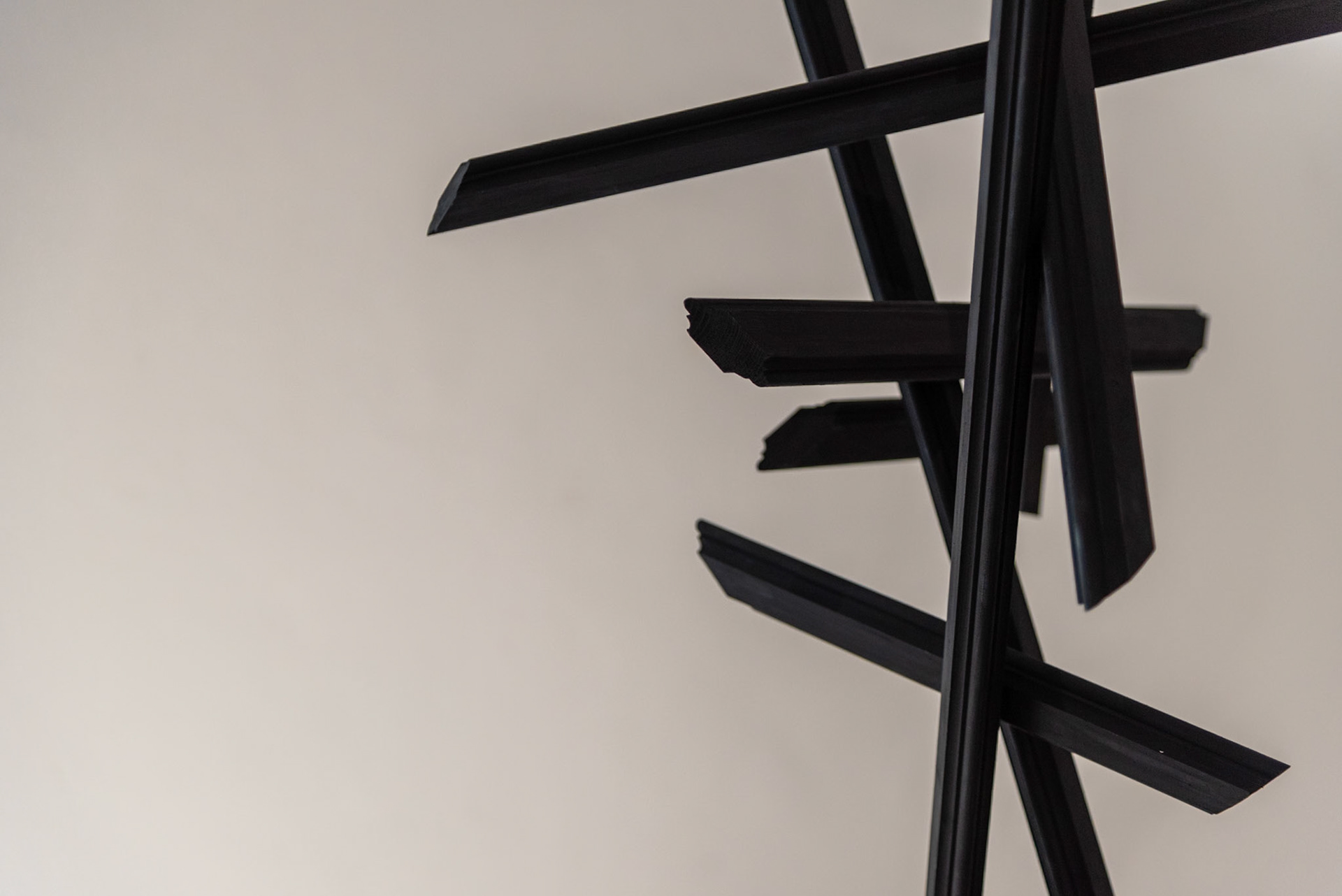 2024 gestrichenes Holz, Acryl auf Leinwand 81x65x53cm und 223x212cm, Installationasgröße variabel