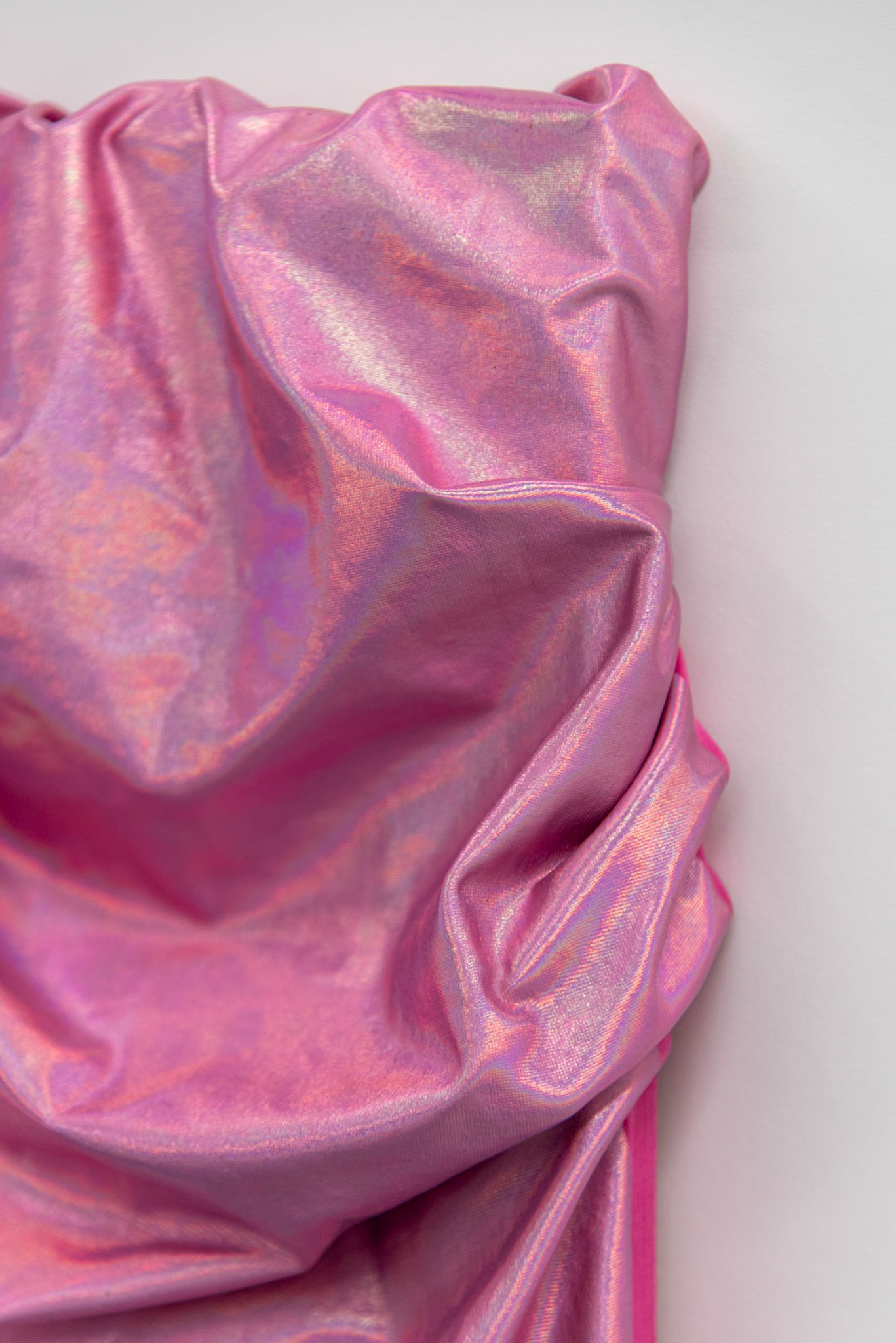 „Rosa #1", |2023 28cm x 25cm x 8cm Folienjersey und Keilrahmen