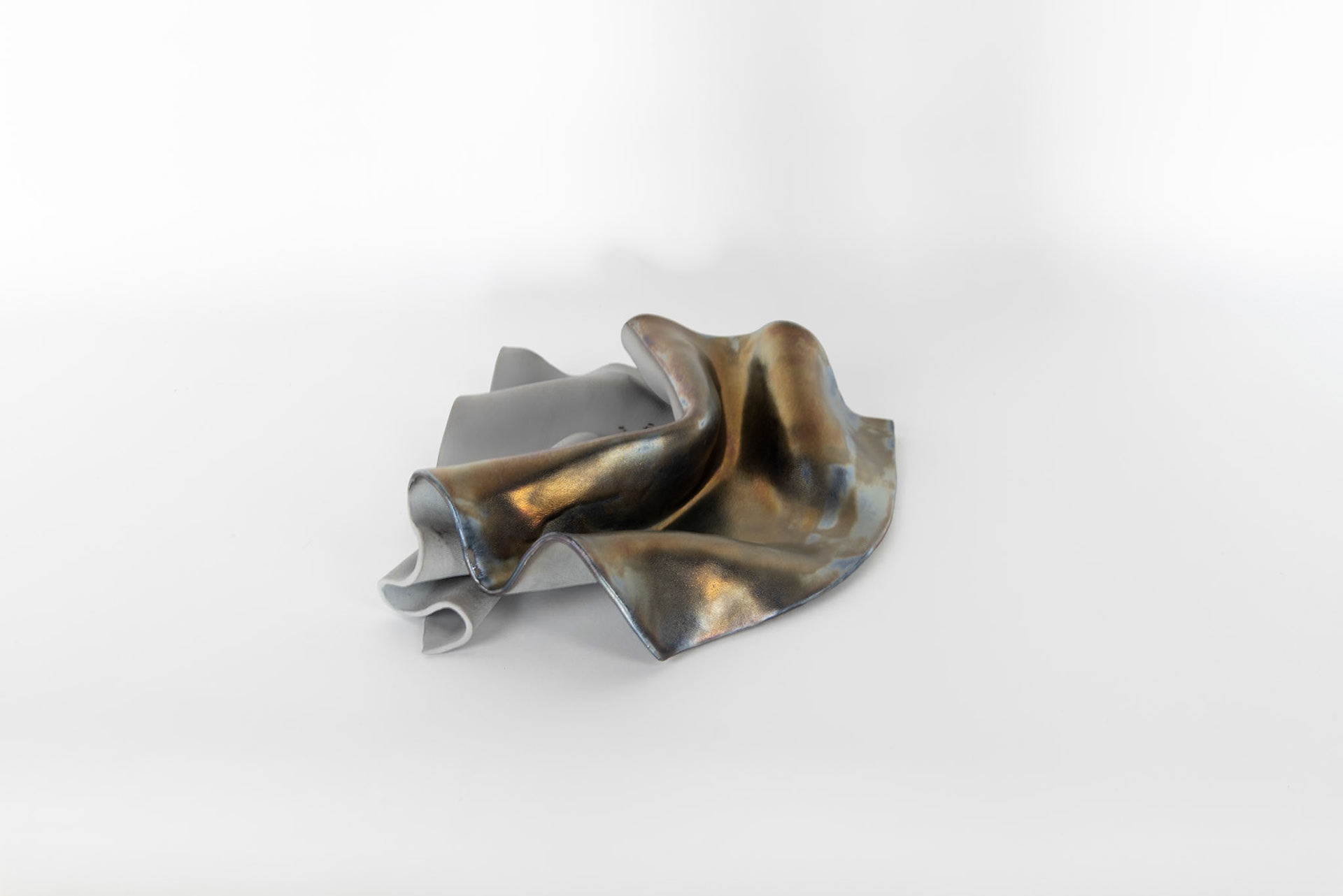 ‚Ölfleck #2‘, 2024  glasierte Keramik