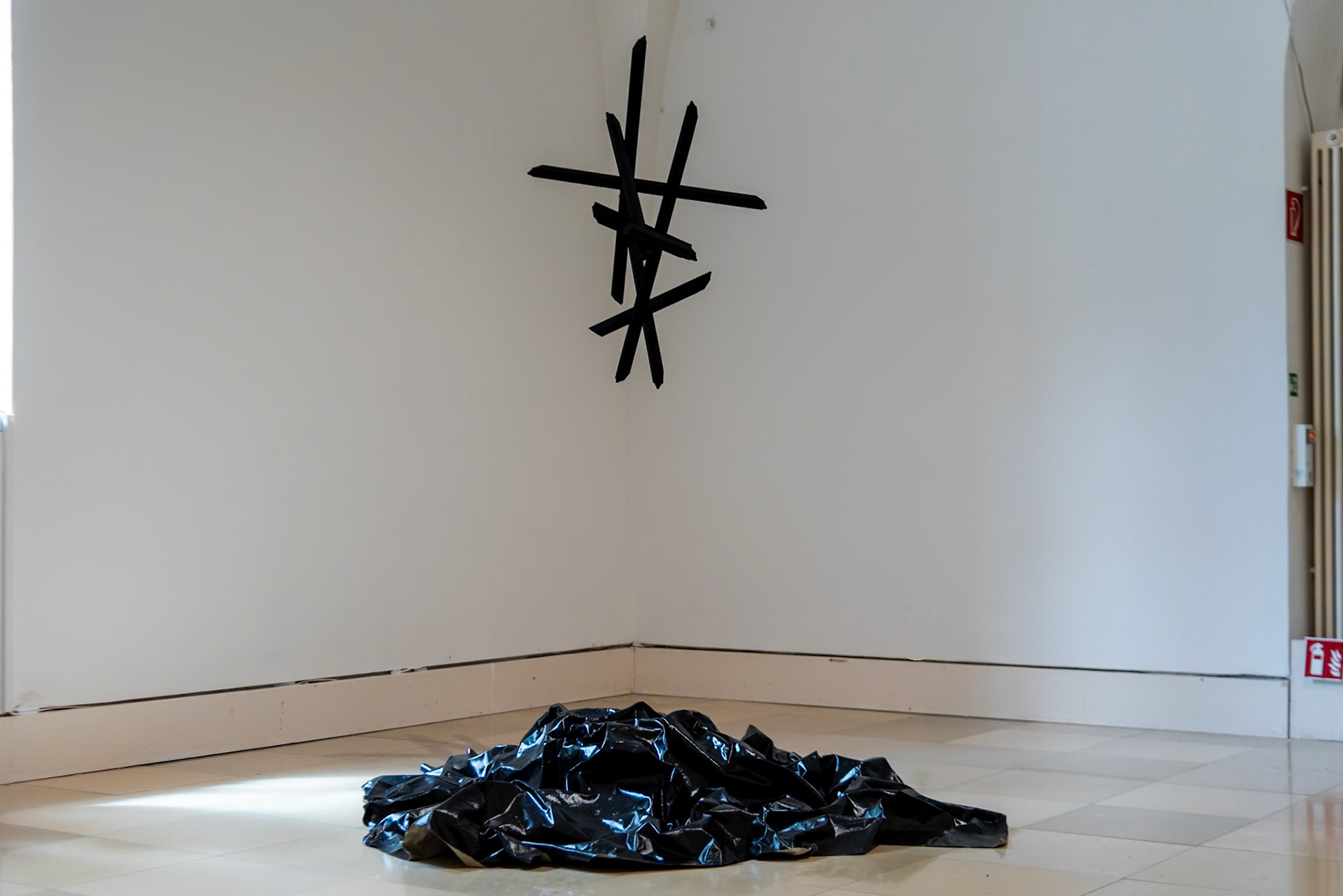 2024 gestrichenes Holz, Acryl auf Leinwand 81x65x53cm und 223x212cm, Installationasgröße variabel