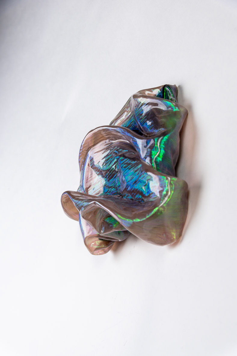 „#2 der Serie Luminoist“, 2024, Mischgewebe mit Autolack, 22x24x9cm