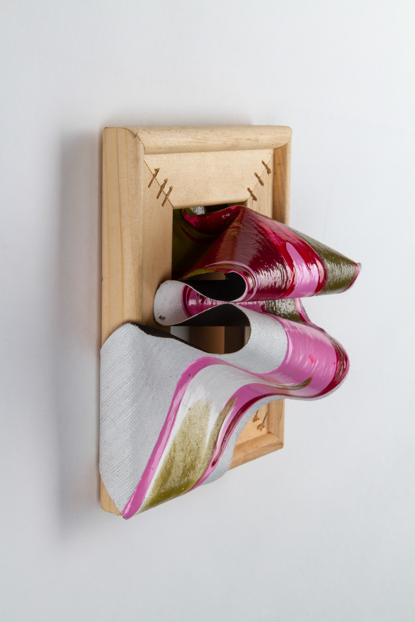 „Rot, rosa, grün, weiß zerfließend #4”  |2023, Acryl auf Leinwand,  17x13x7cm