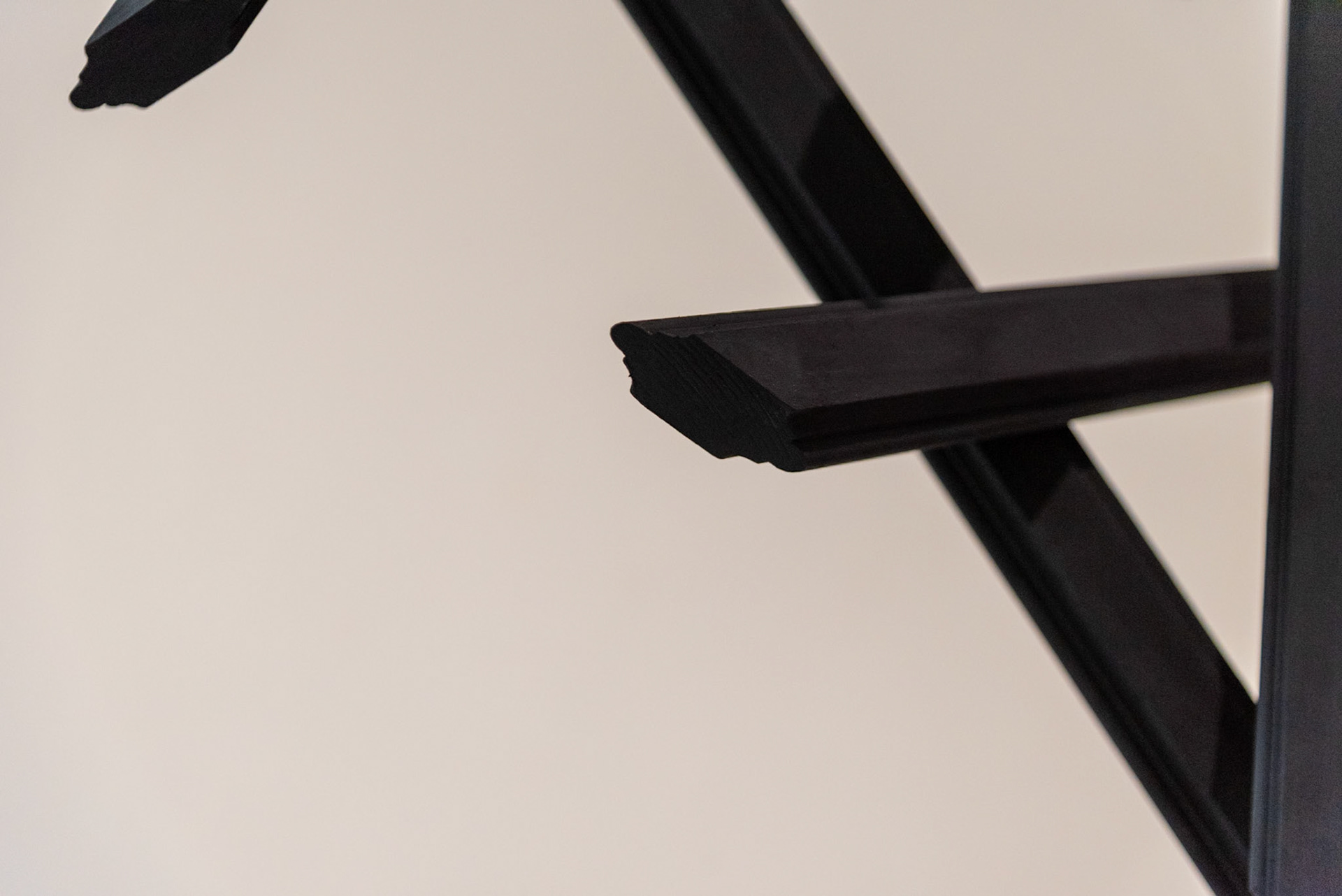 2024 gestrichenes Holz, Acryl auf Leinwand 81x65x53cm und 223x212cm, Installationasgröße variabel