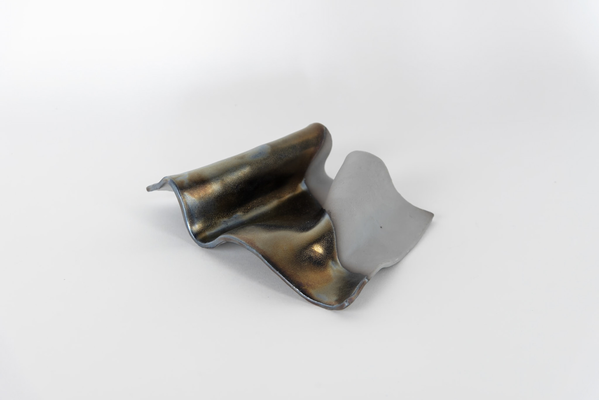 ‚Ölfleck #1‘, 2024 glasierte Keramik, 23,5x15x4,5cm