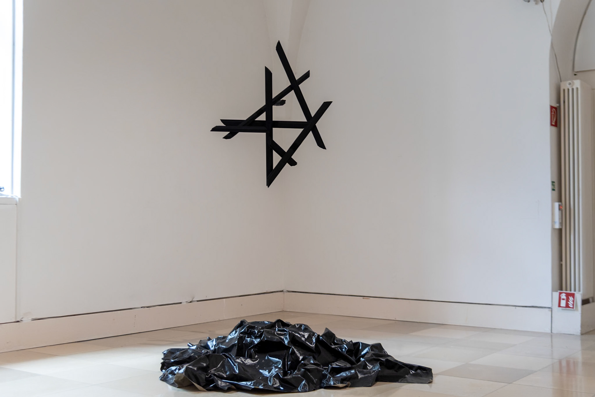 2024 gestrichenes Holz, Acryl auf Leinwand 81x65x53cm und 223x212cm, Installationasgröße variabel