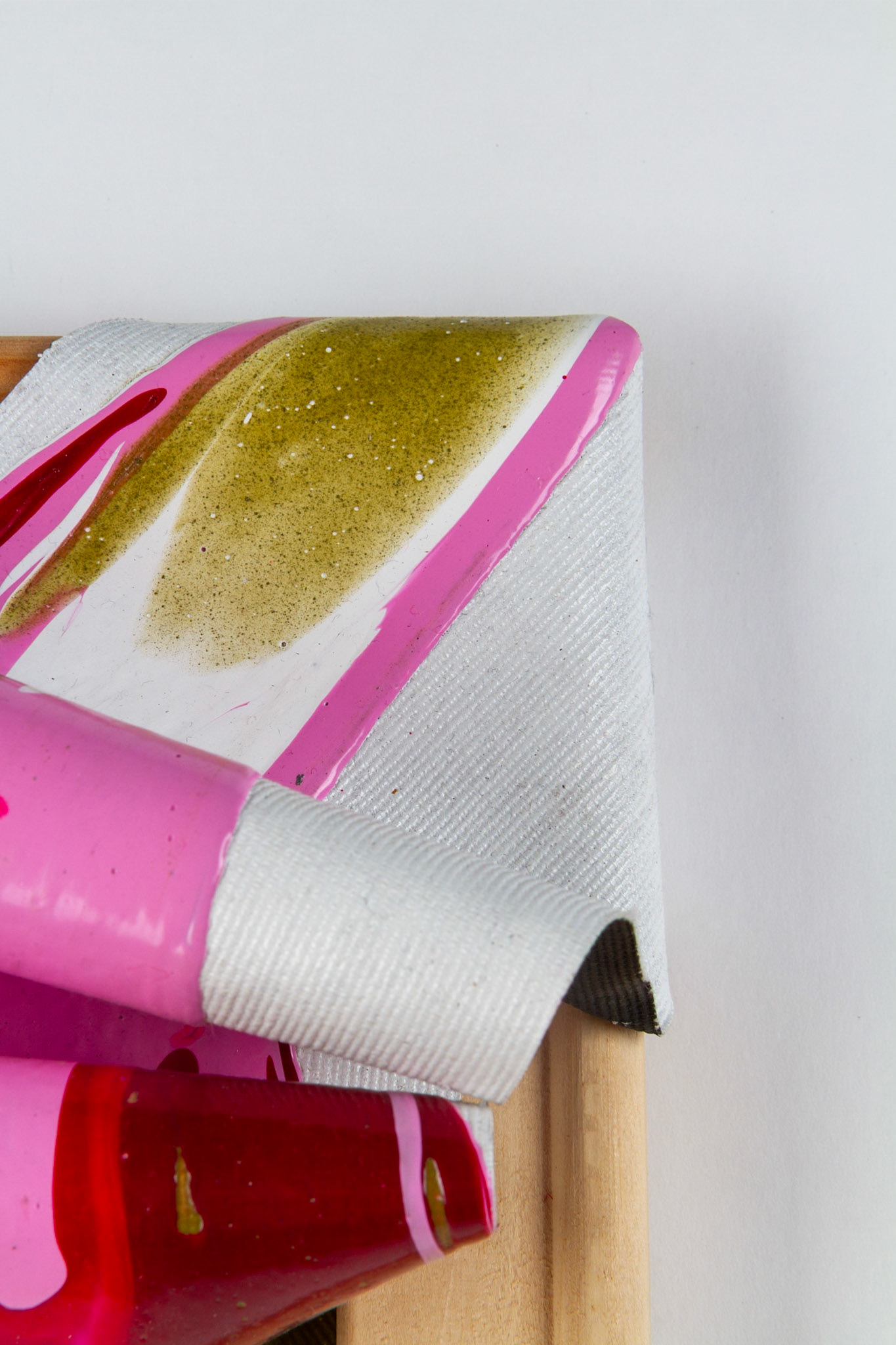 „Rot, rosa, grün, weiß zerfließend #4”  |2023, Acryl auf Leinwand,  17x13x7cm