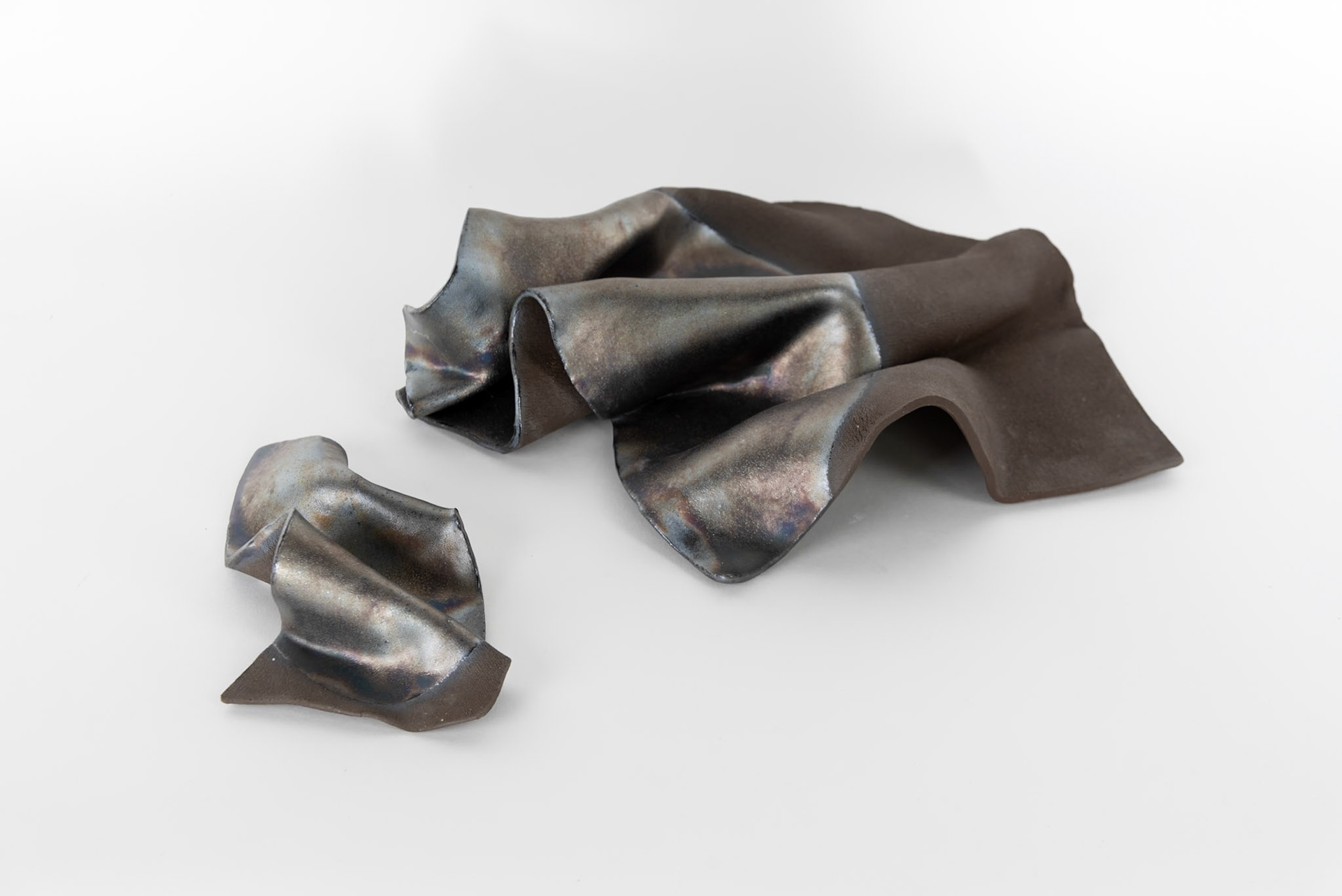 ‚Ölfleck #4‘, 2024 glasierte Keramik, 