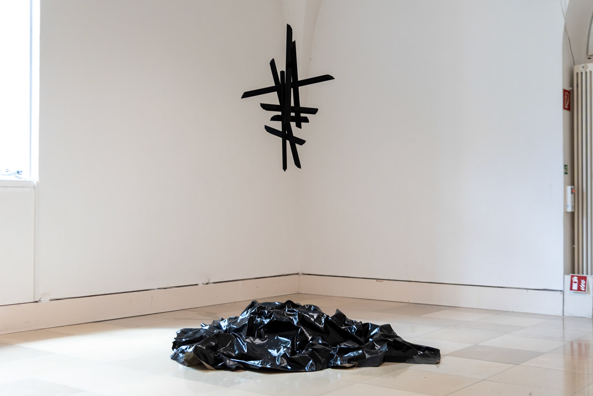 2024 gestrichenes Holz, Acryl auf Leinwand 81x65x53cm und 223x212cm, Installationasgröße variabel