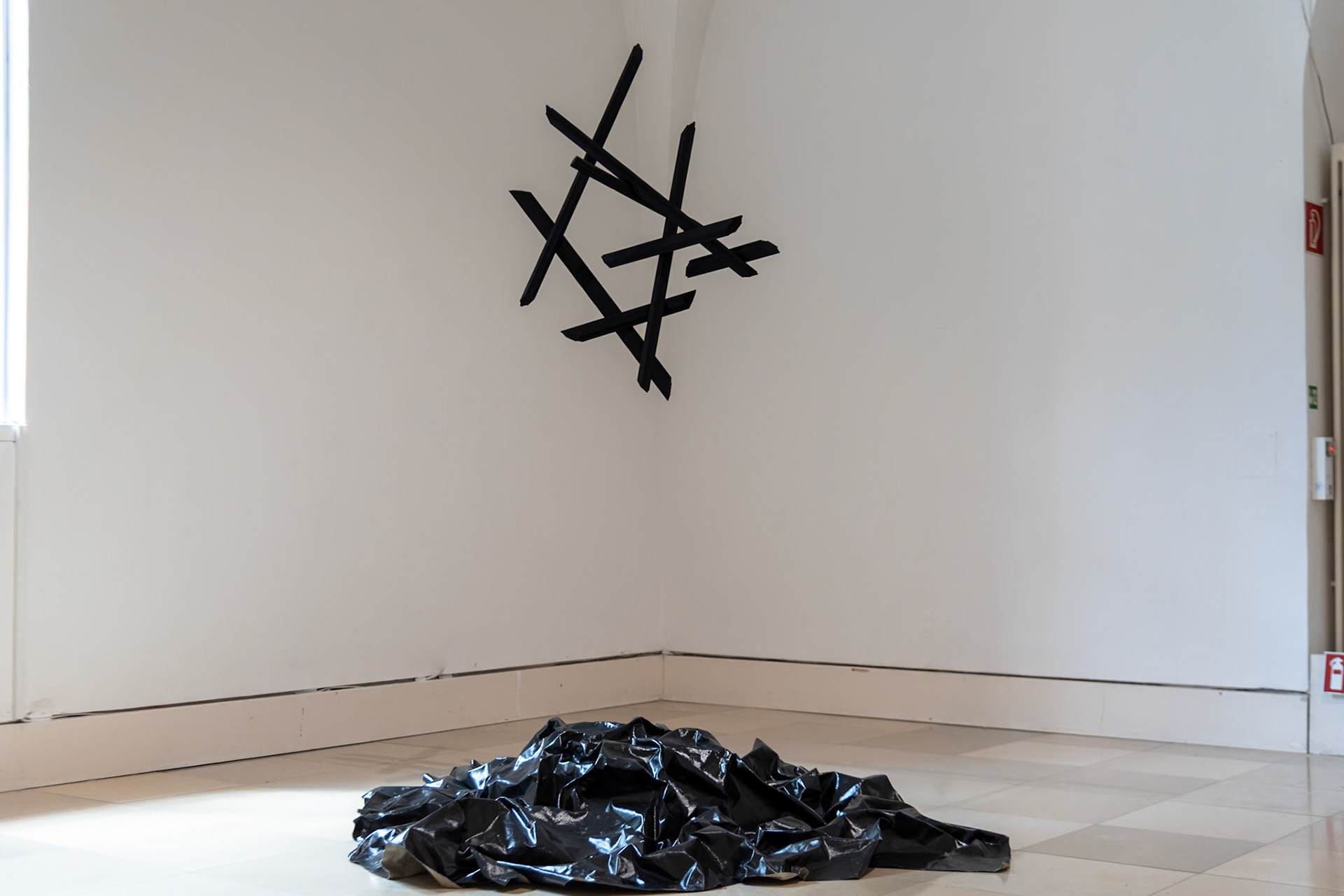 2024 gestrichenes Holz, Acryl auf Leinwand 81x65x53cm und 223x212cm, Installationasgröße variabel