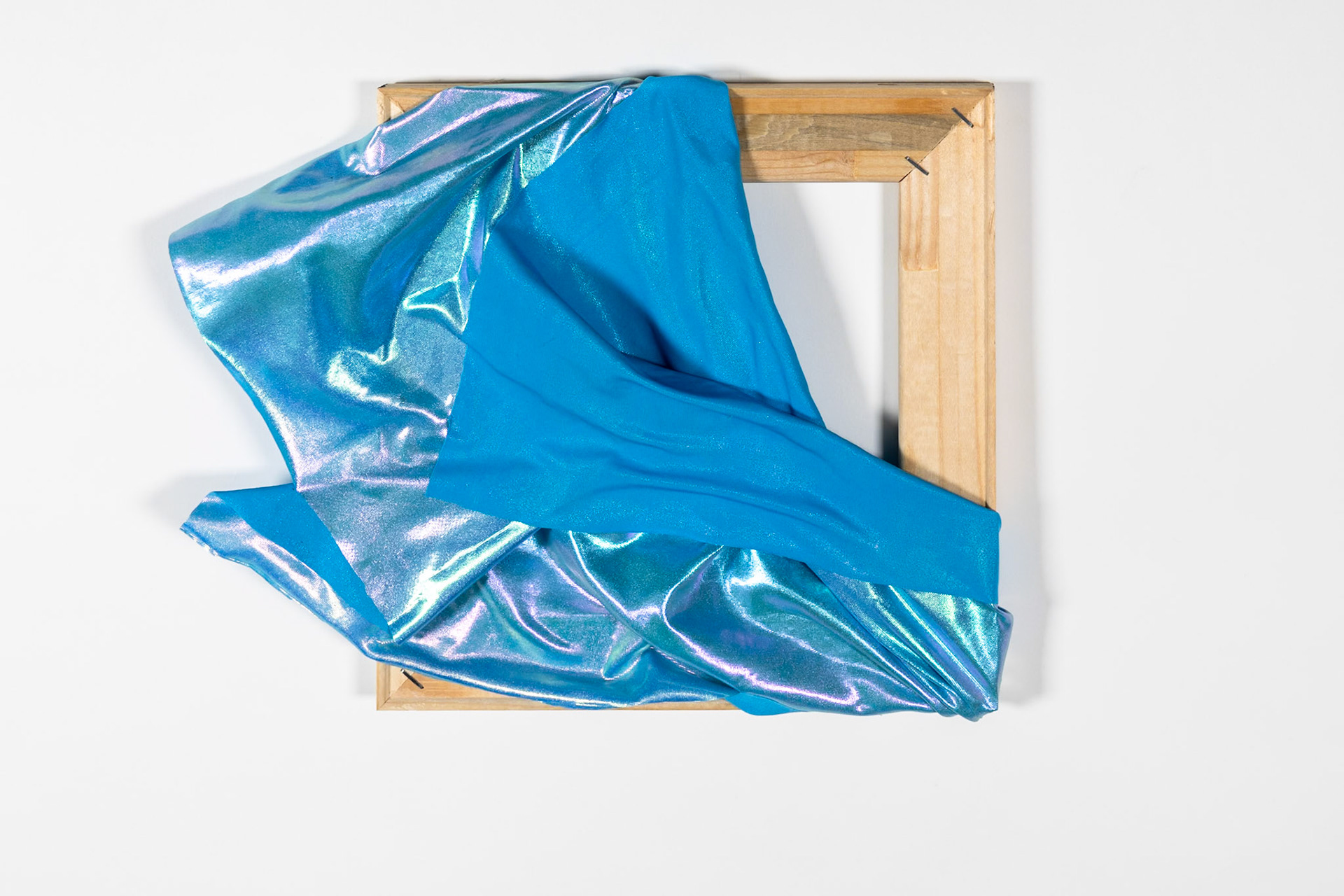 verweht |2026, Folienjersey auf Leinwand, 26x34x5cm