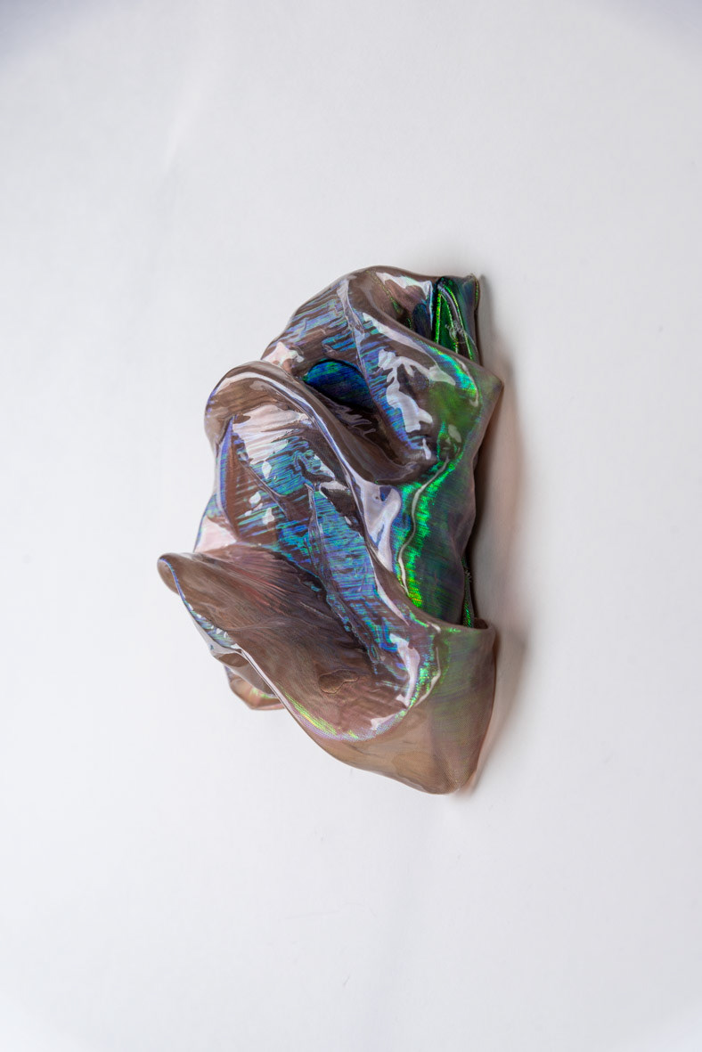 „#2 der Serie Luminoist“, 2024, Mischgewebe mit Autolack, 22x24x9cm