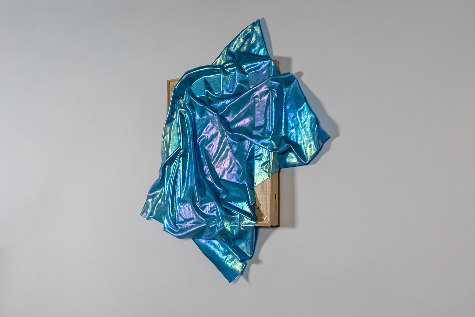 blaues Band |2026, Folienjersey auf Leinwand, 42x43x3cm