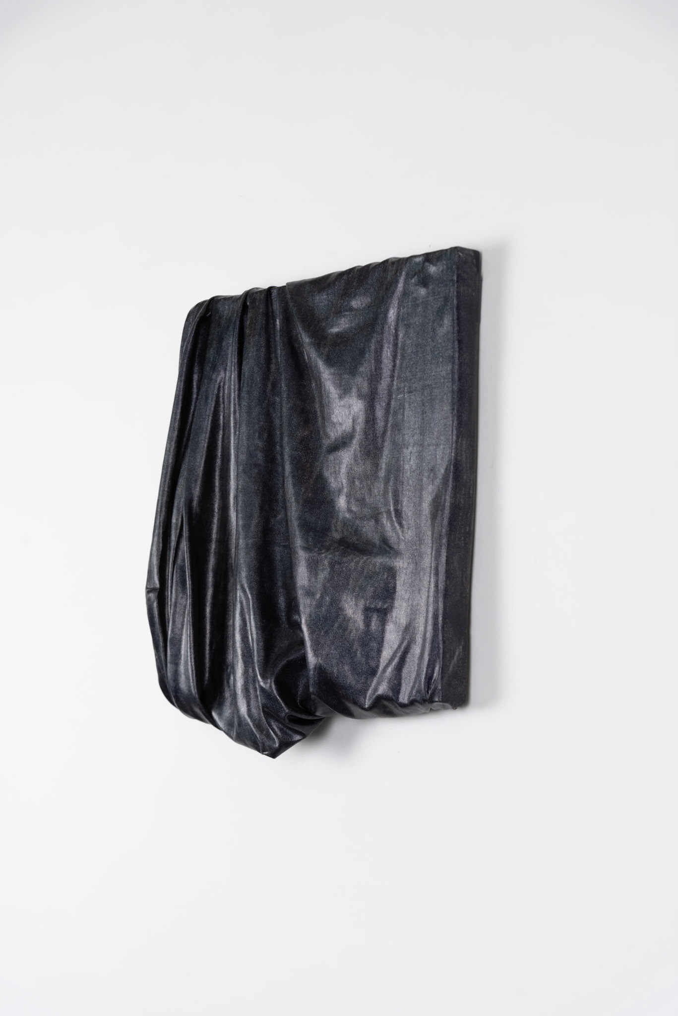 schwarz #2  l2024 , Folienjersey und Keilrahmen, 26x26x5cm