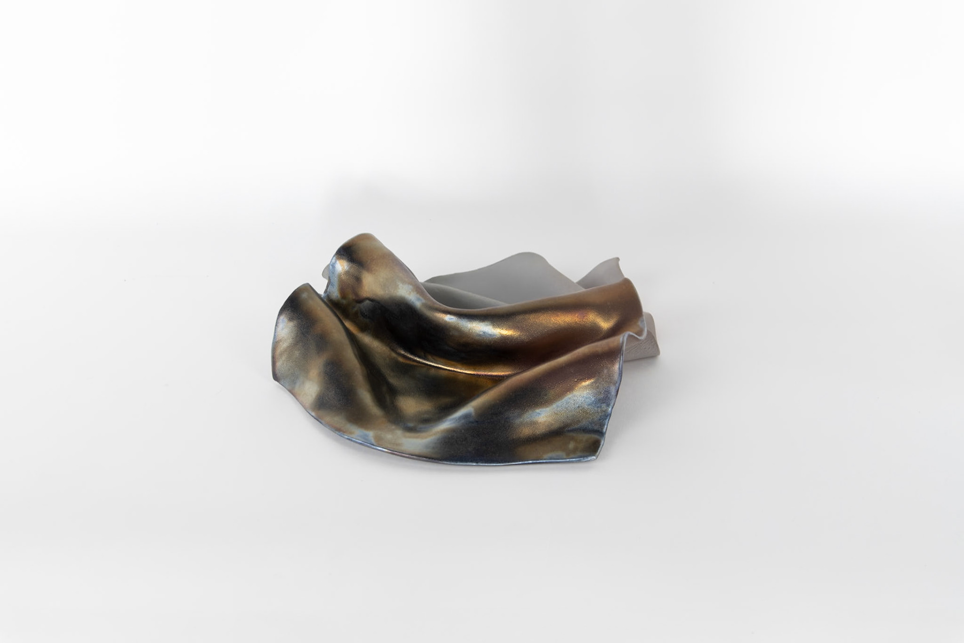 ‚Ölfleck #2‘, 2024  glasierte Keramik