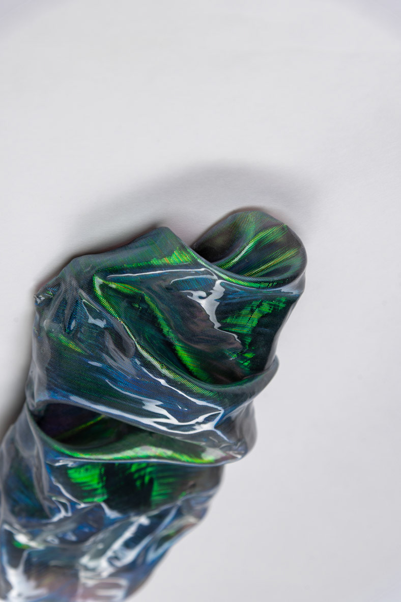 „#4 der Serie Luminoist“, 2024, Mischgewebe mit Autolack, 32x14x6cm