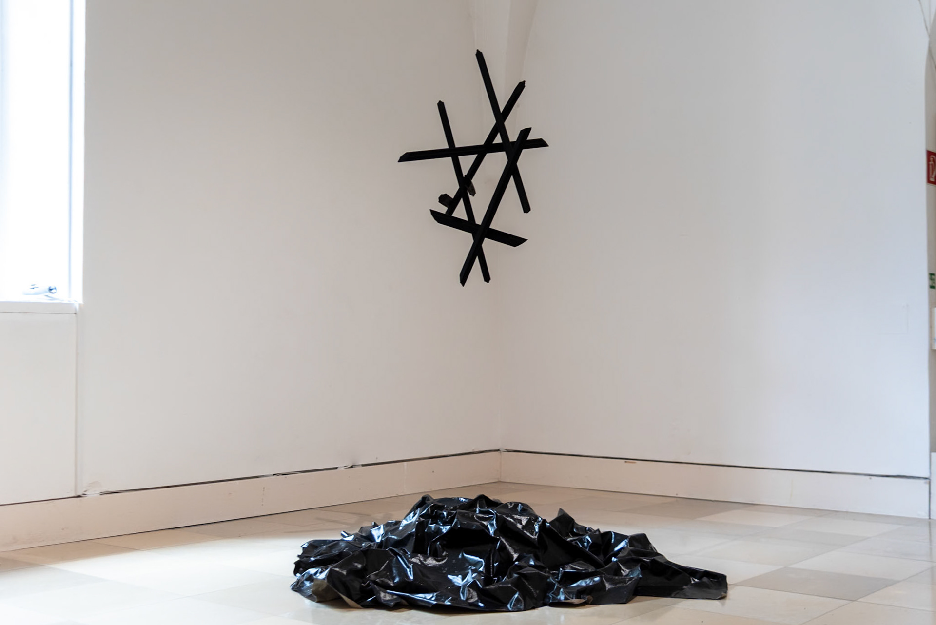 2024 gestrichenes Holz, Acryl auf Leinwand 81x65x53cm und 223x212cm, Installationasgröße variabel