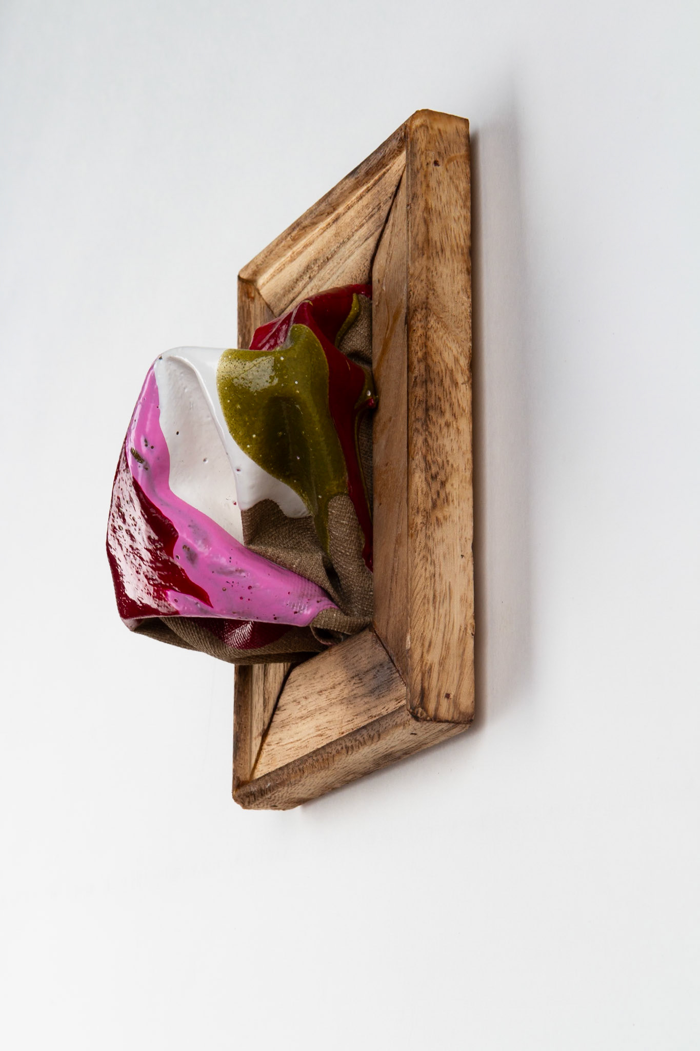  „Rot, rosa, grün, weiß zerfließend #1”  |2022, Acryl auf Leinwand, 15x10x6 cm