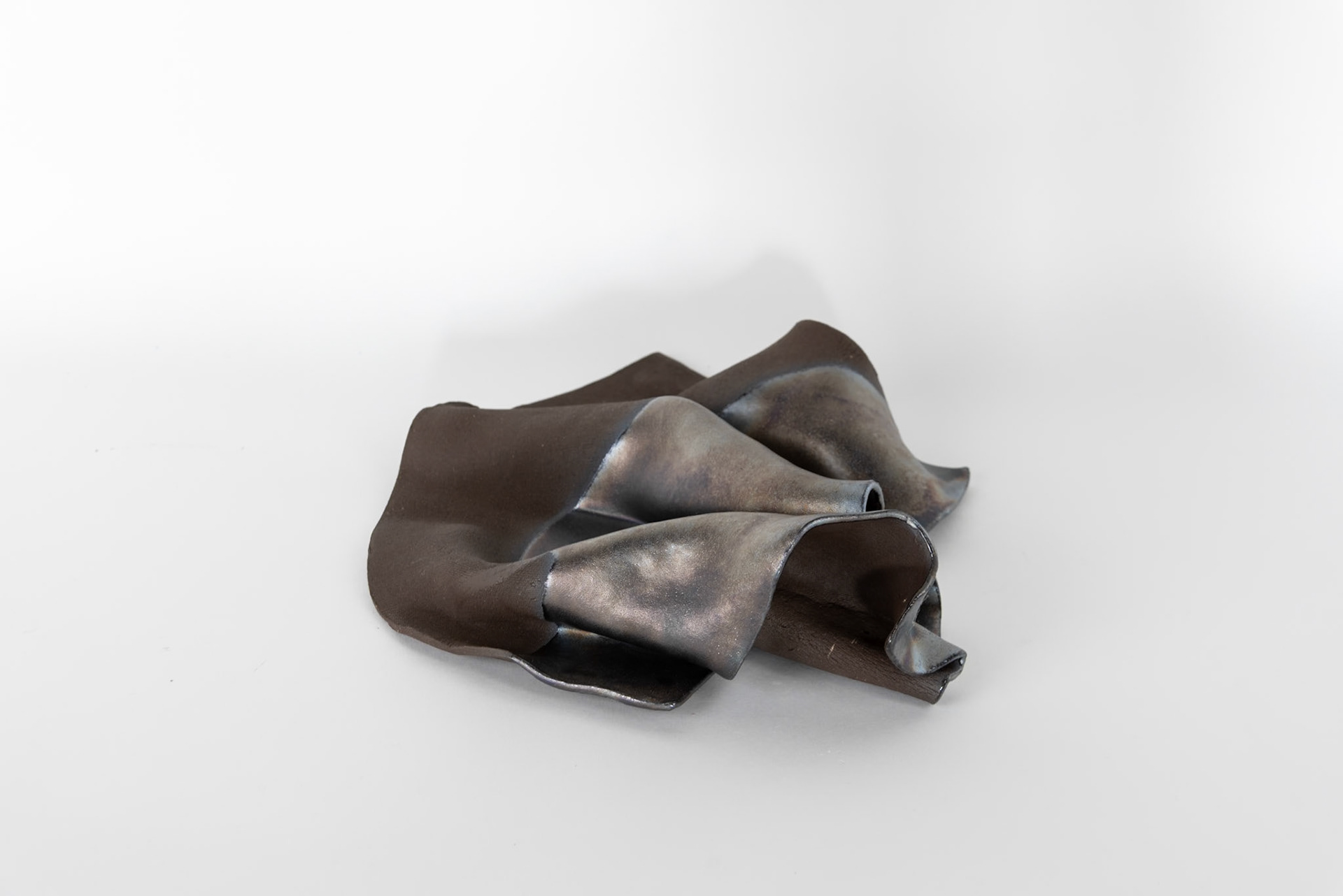 ‚Ölfleck #4‘, 2024 glasierte Keramik, 