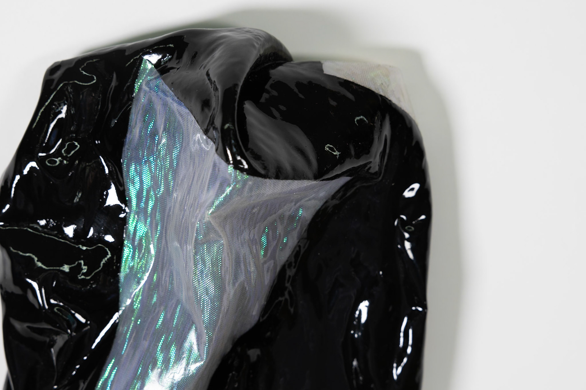 Luminosit 2.0 #2 |2025,  Autolack und Mischgewebe auf Leinwand, 30x15x7cm