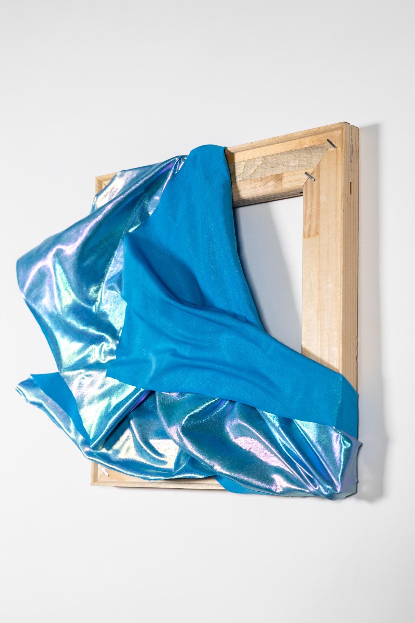 verweht |2026, Folienjersey auf Leinwand, 26x34x5cm
