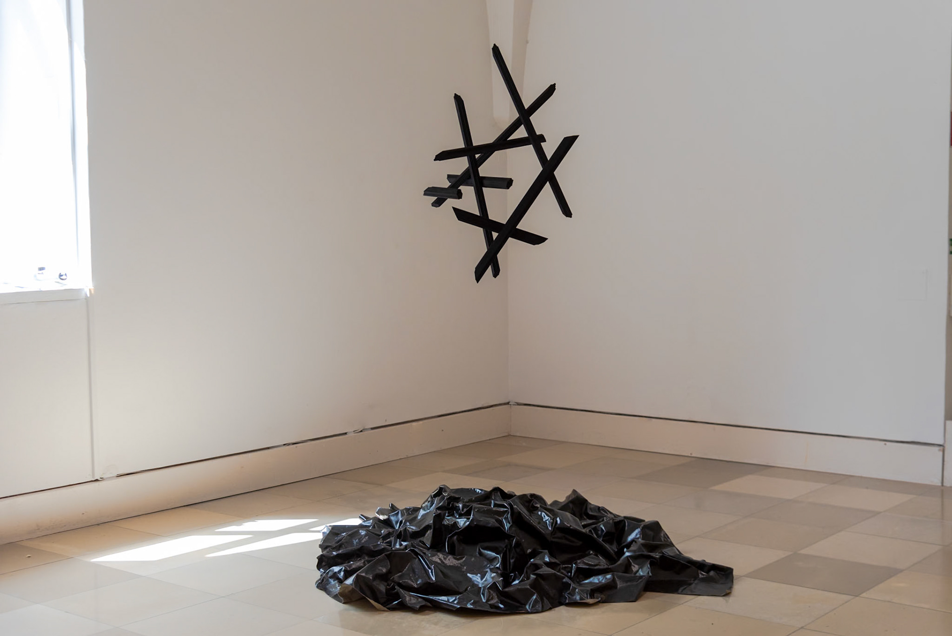 2024 gestrichenes Holz, Acryl auf Leinwand 81x65x53cm und 223x212cm, Installationasgröße variabel