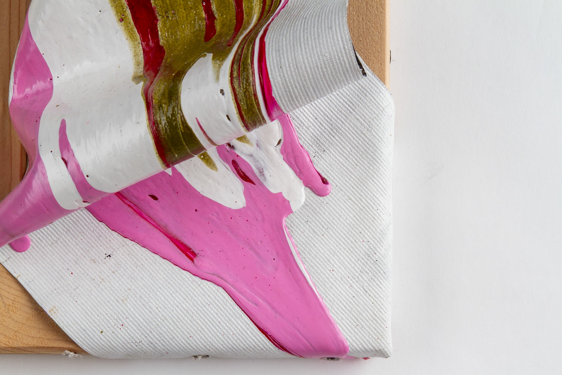 „Rot, rosa, grün, weiß zerfließend #2”  |2023, Acryl auf Leinwand,  20x15x9cm