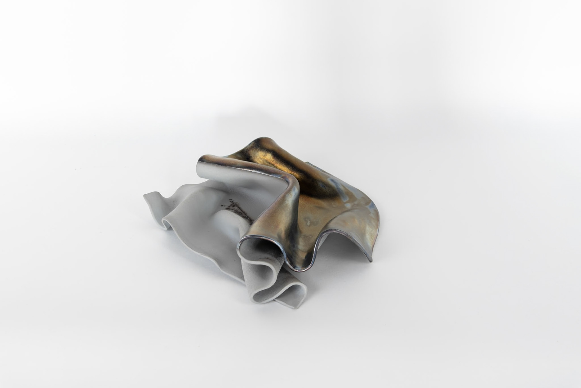 ‚Ölfleck #2‘, 2024  glasierte Keramik