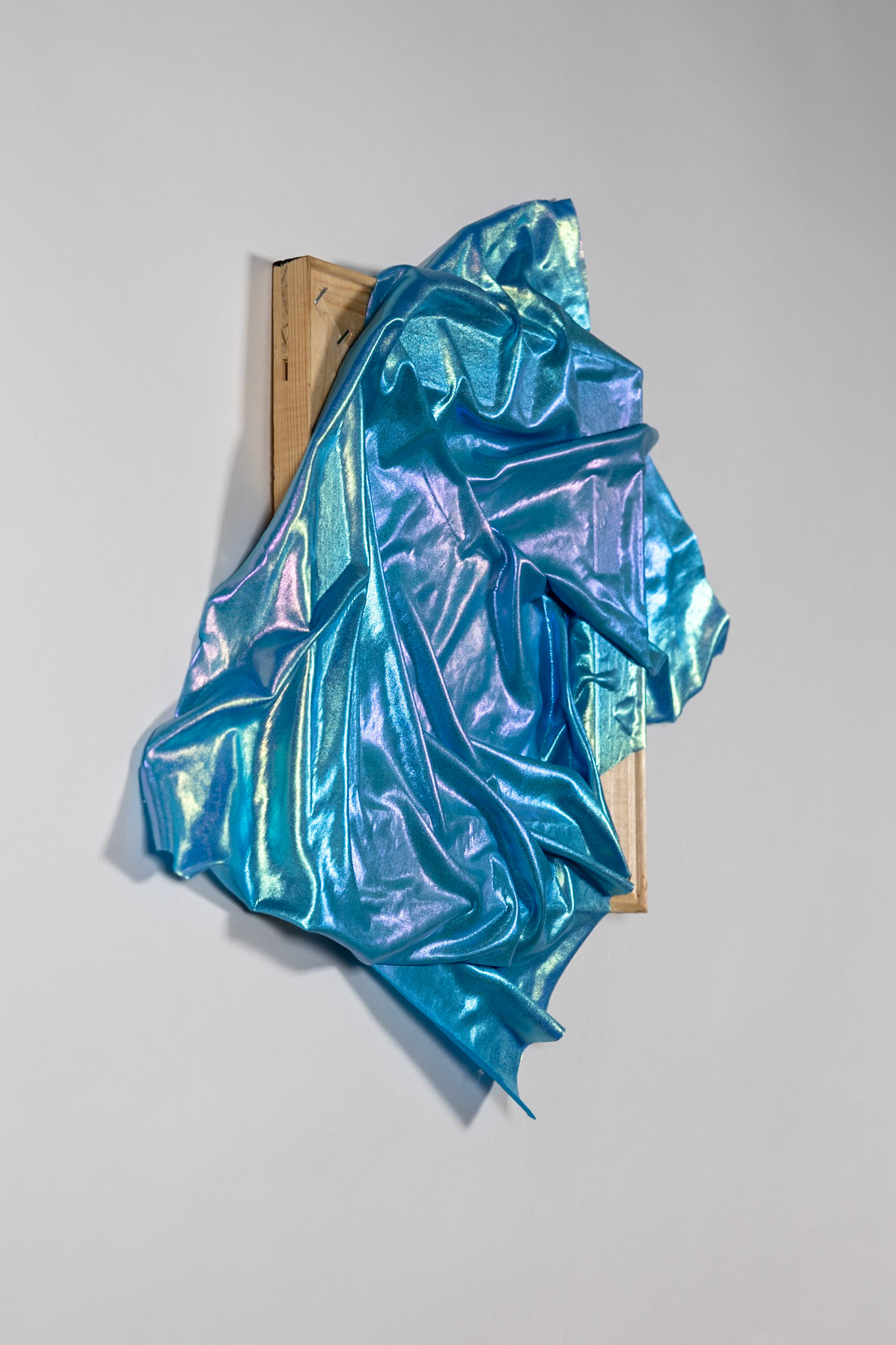 blaues Band |2026, Folienjersey auf Leinwand, 42x43x3cm