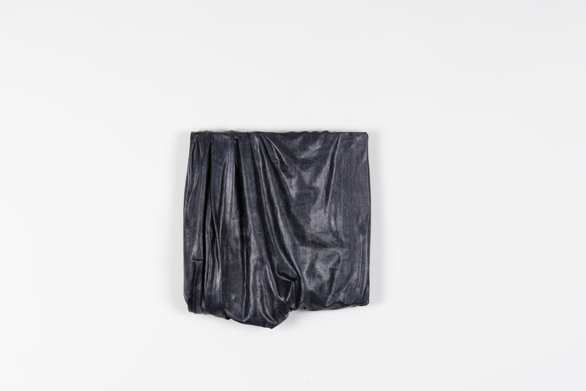 schwarz #2  l2024 , Folienjersey und Keilrahmen, 26x26x5cm