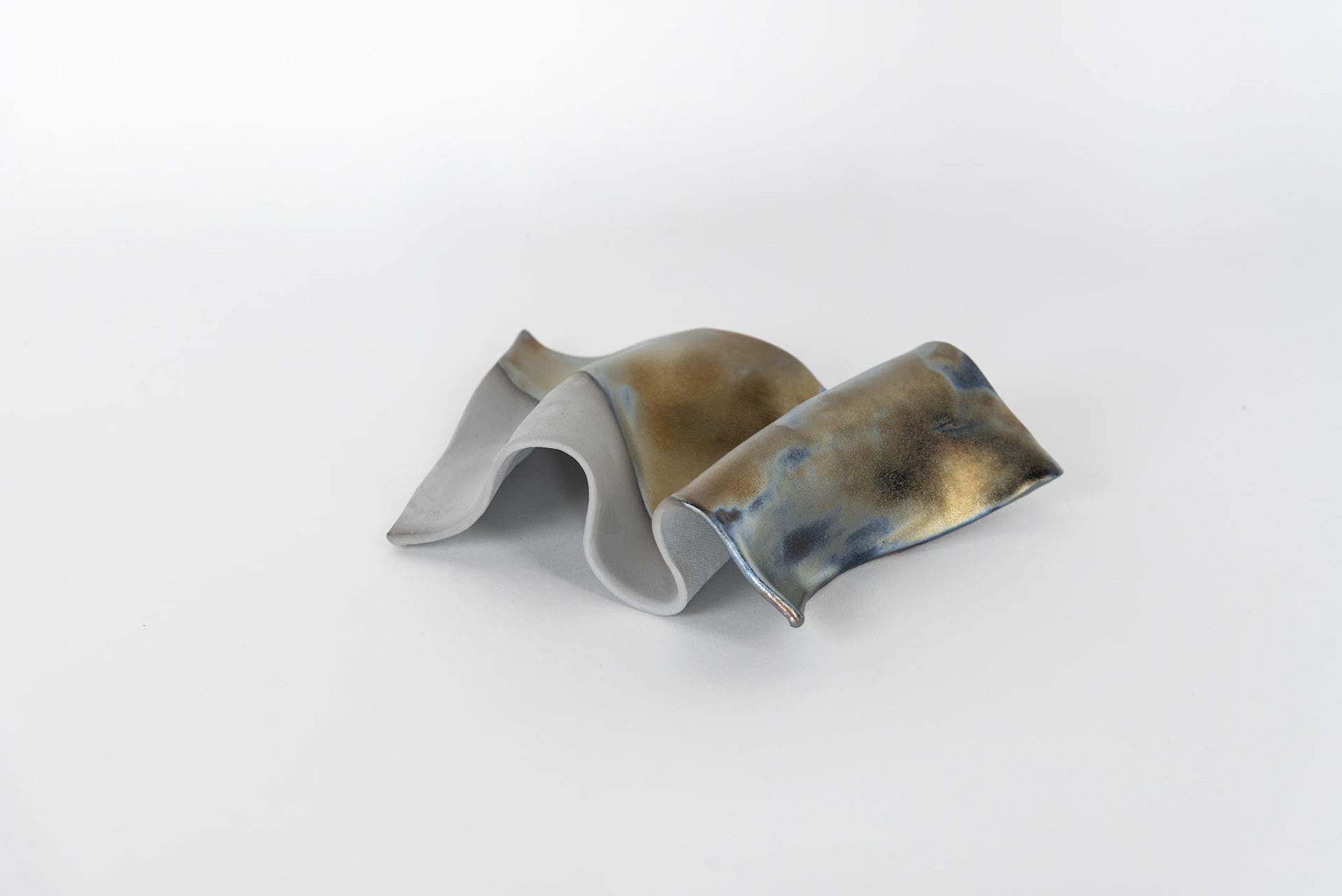 ‚Ölfleck #1‘, 2024 glasierte Keramik, 23,5x15x4,5cm