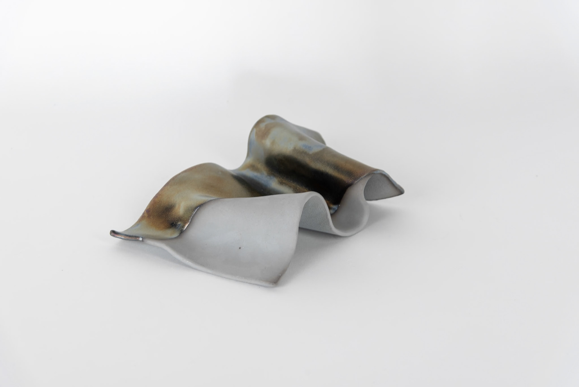 ‚Ölfleck #1‘, 2024 glasierte Keramik, 23,5x15x4,5cm