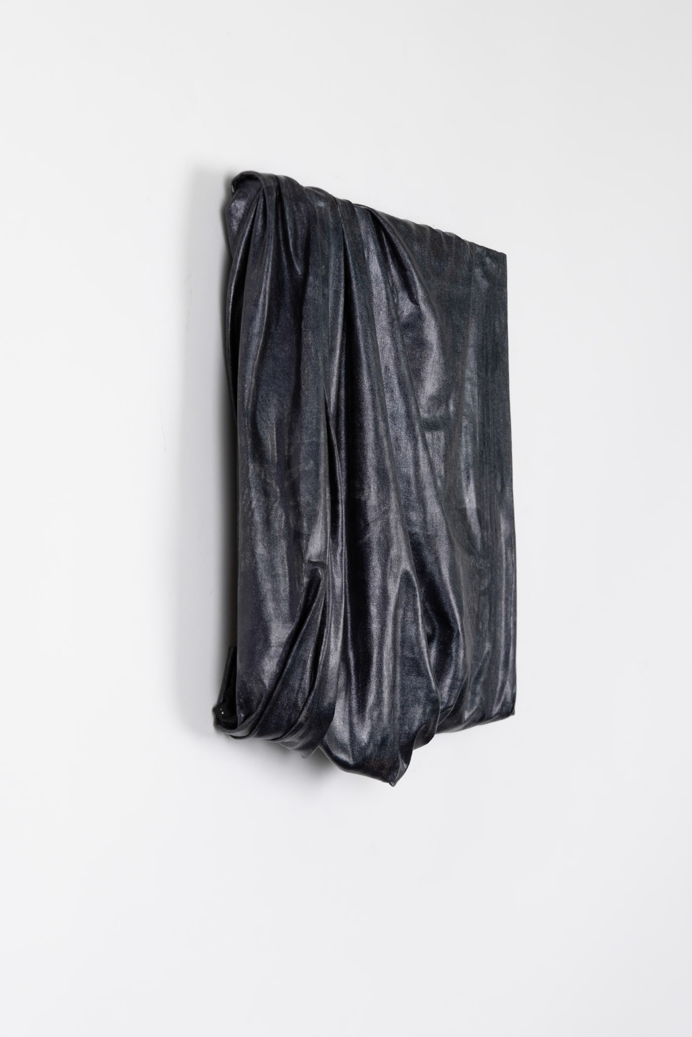 schwarz #2  l2024 , Folienjersey und Keilrahmen, 26x26x5cm