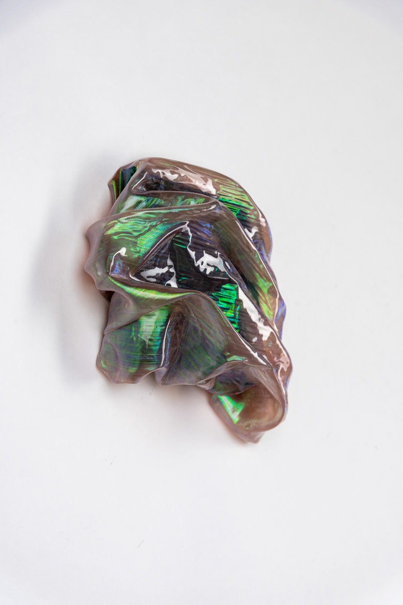 „#2 der Serie Luminoist“, 2024, Mischgewebe mit Autolack, 22x24x9cm